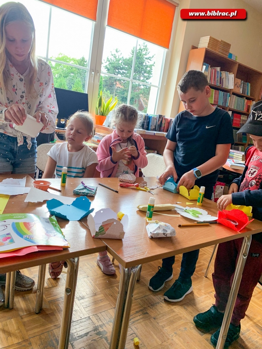 Zdjęcie w galerii na portalu naszraciborz.pl: Pachnące warsztaty mydlarskie w bibliotece na Ocicach wiadomości z regionu