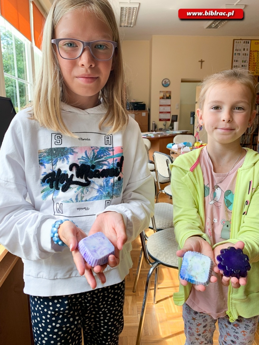 Zdjęcie w galerii na portalu naszraciborz.pl: Pachnące warsztaty mydlarskie w bibliotece na Ocicach wiadomości z regionu