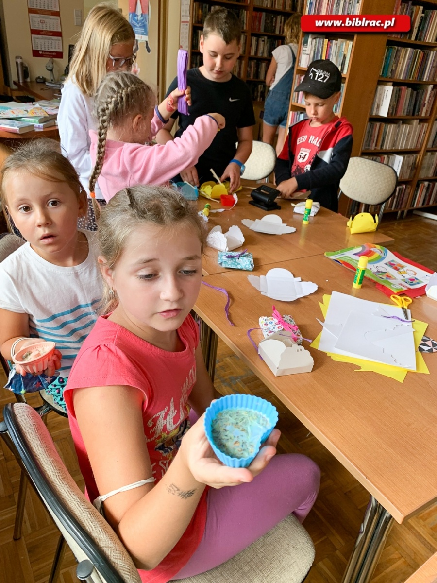 Zdjęcie w galerii na portalu naszraciborz.pl: Pachnące warsztaty mydlarskie w bibliotece na Ocicach wiadomości z regionu