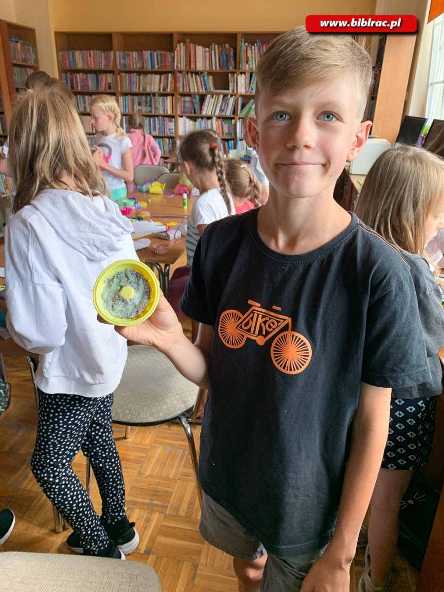 Zdjęcie w galerii na portalu naszraciborz.pl: Pachnące warsztaty mydlarskie w bibliotece na Ocicach wiadomości z regionu