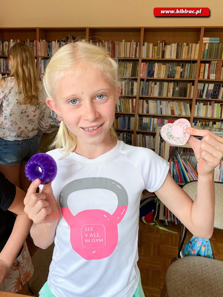 Zdjęcie w galerii na portalu naszraciborz.pl: Pachnące warsztaty mydlarskie w bibliotece na Ocicach wiadomości z regionu