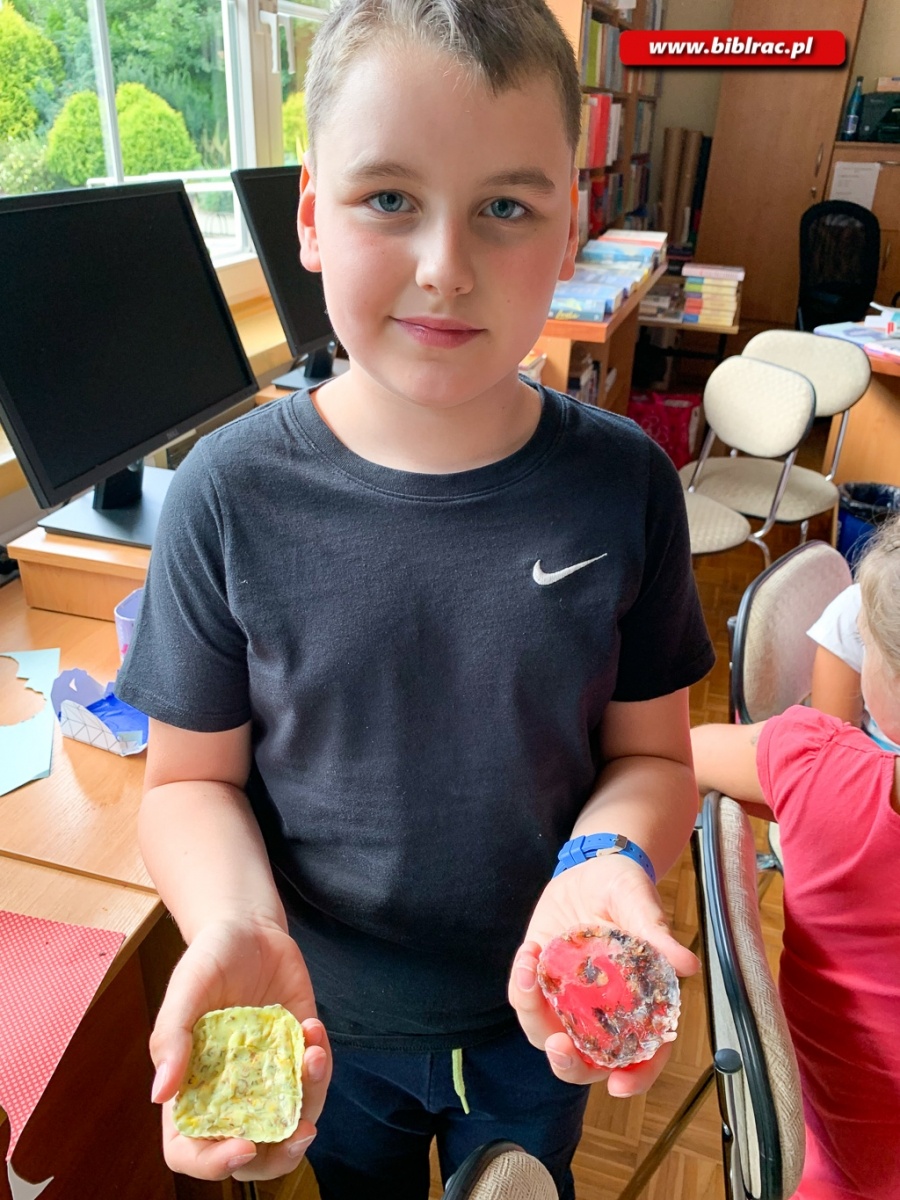 Zdjęcie w galerii na portalu naszraciborz.pl: Pachnące warsztaty mydlarskie w bibliotece na Ocicach wiadomości z regionu