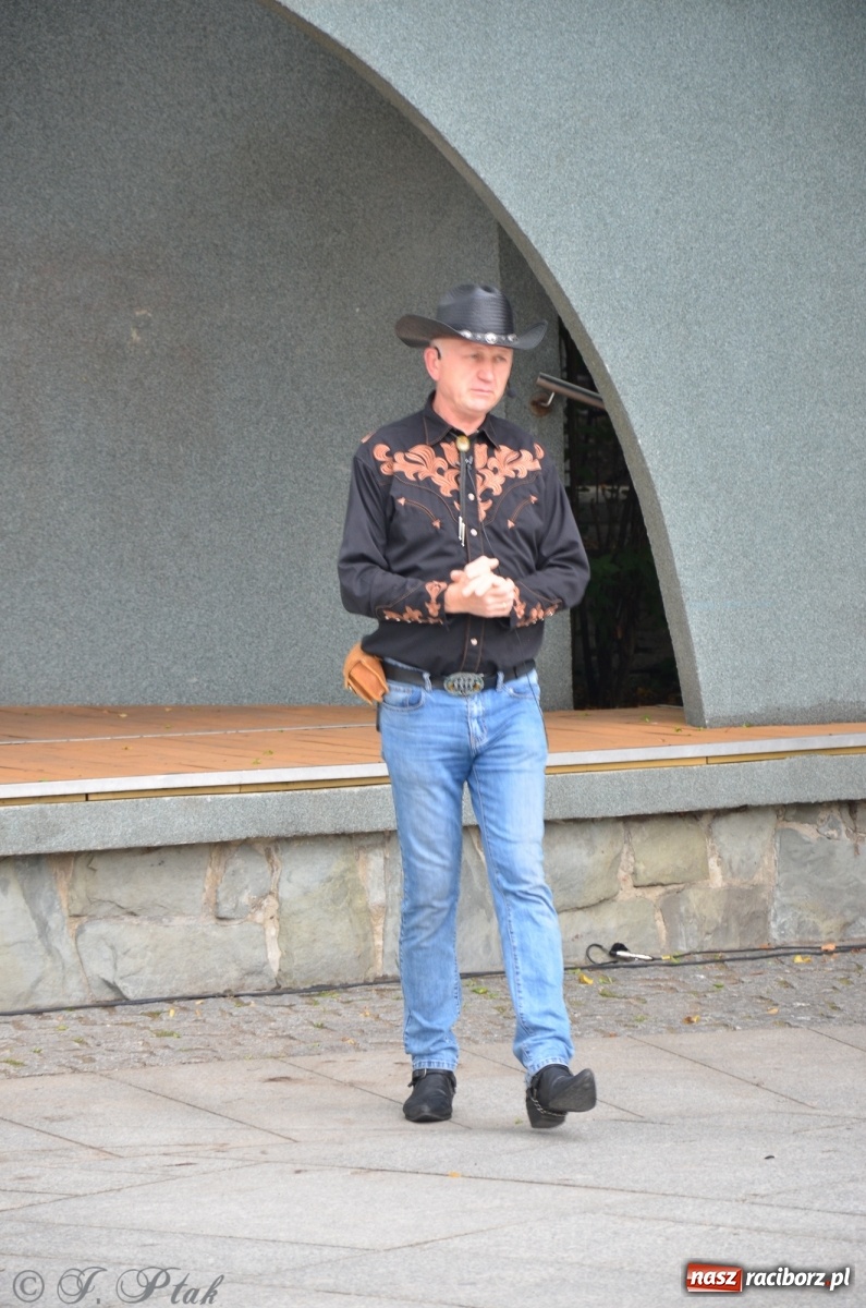 Zdjęcie w galerii na portalu naszraciborz.pl: Raciborzanie próbowali swoich sił w tańcu liniowym wiadomości z regionu