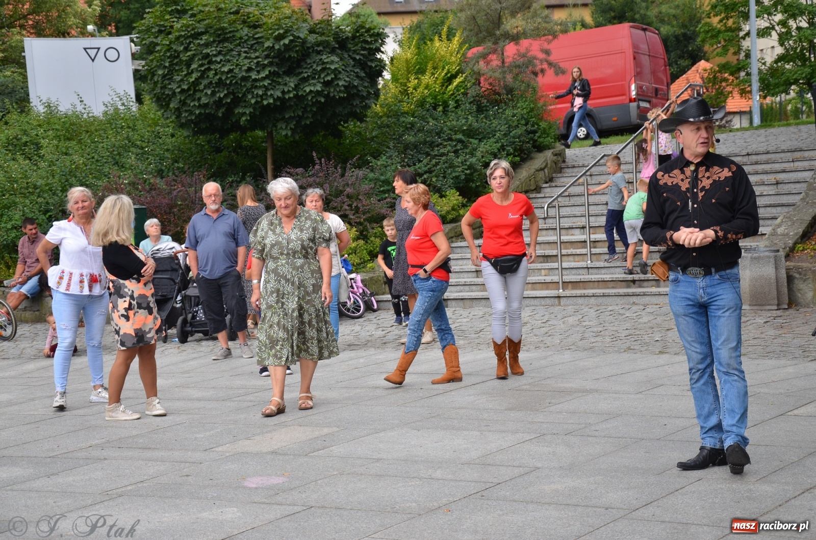 Zdjęcie w galerii na portalu naszraciborz.pl: Raciborzanie próbowali swoich sił w tańcu liniowym wiadomości z regionu