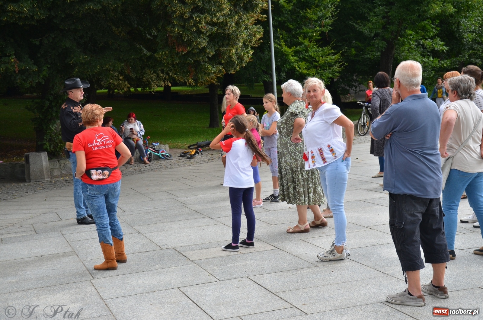 Zdjęcie w galerii na portalu naszraciborz.pl: Raciborzanie próbowali swoich sił w tańcu liniowym wiadomości z regionu