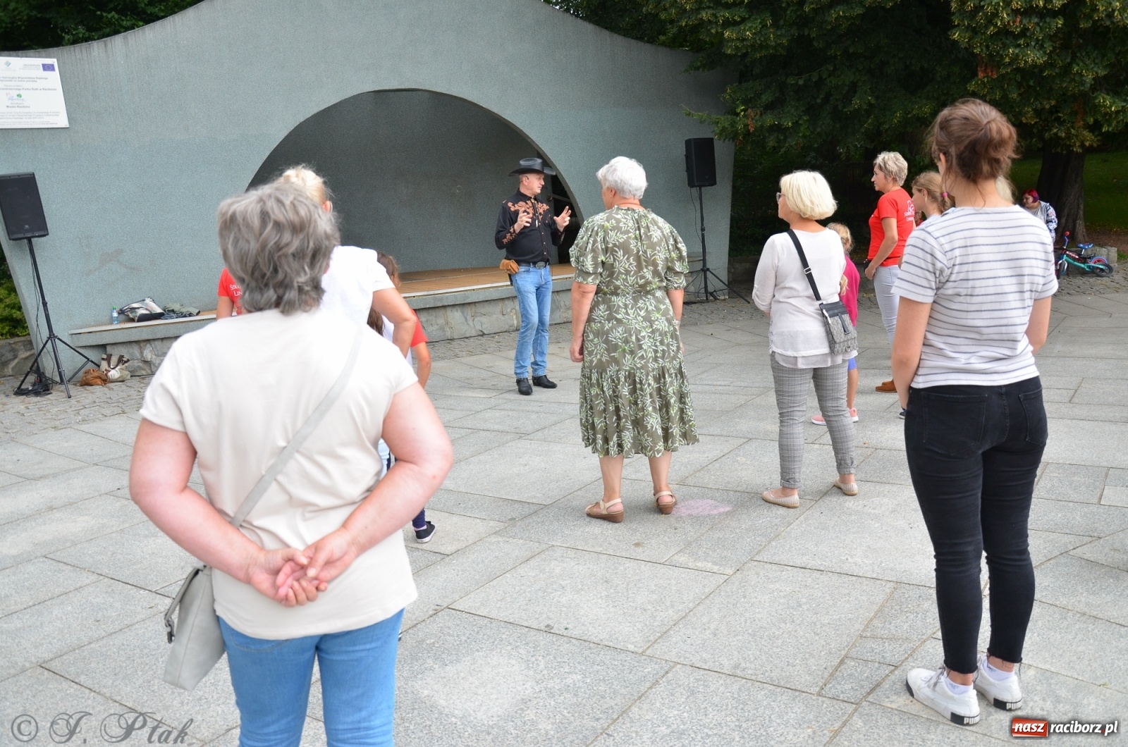 Zdjęcie w galerii na portalu naszraciborz.pl: Raciborzanie próbowali swoich sił w tańcu liniowym wiadomości z regionu
