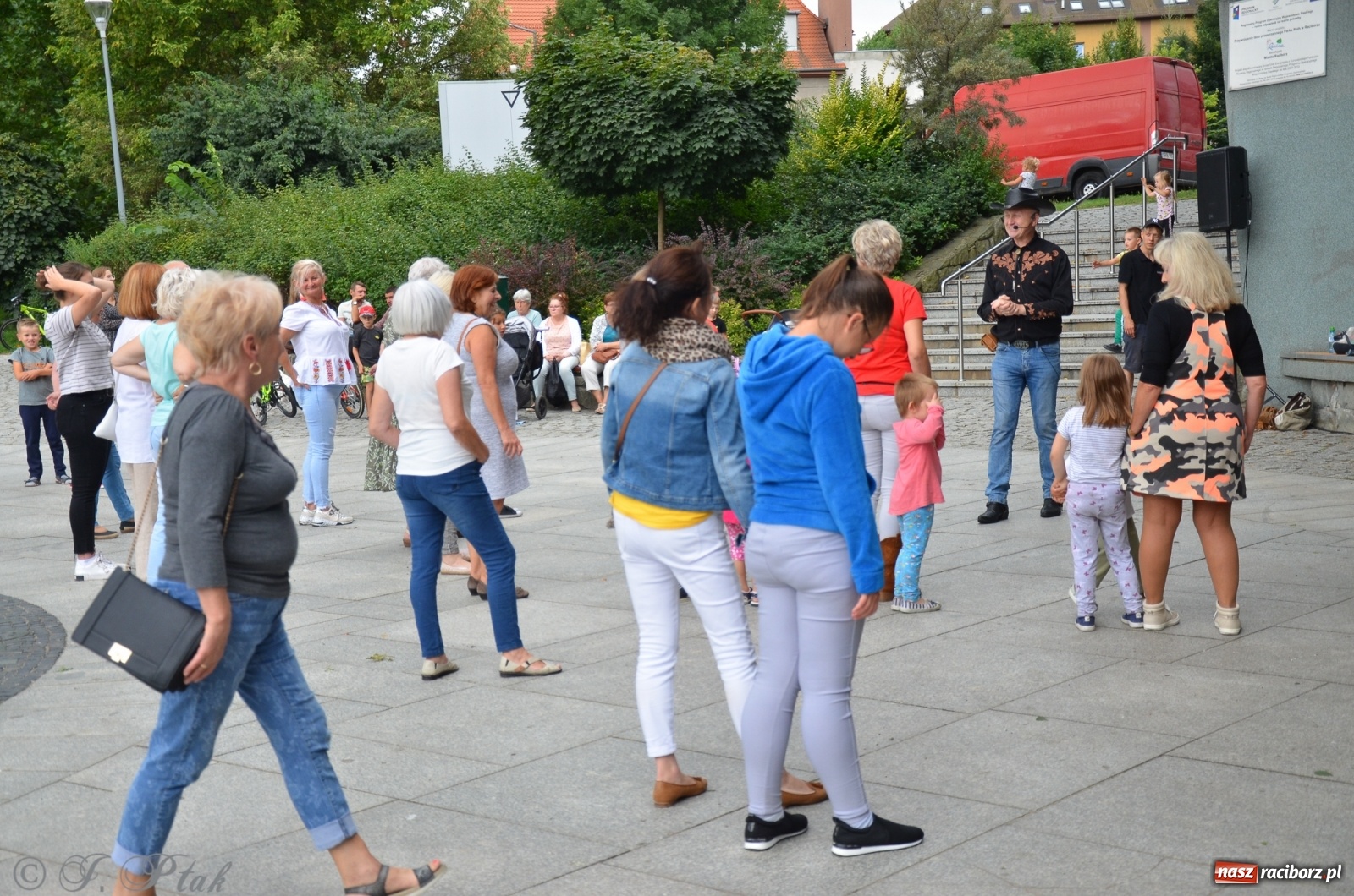 Zdjęcie w galerii na portalu naszraciborz.pl: Raciborzanie próbowali swoich sił w tańcu liniowym wiadomości z regionu