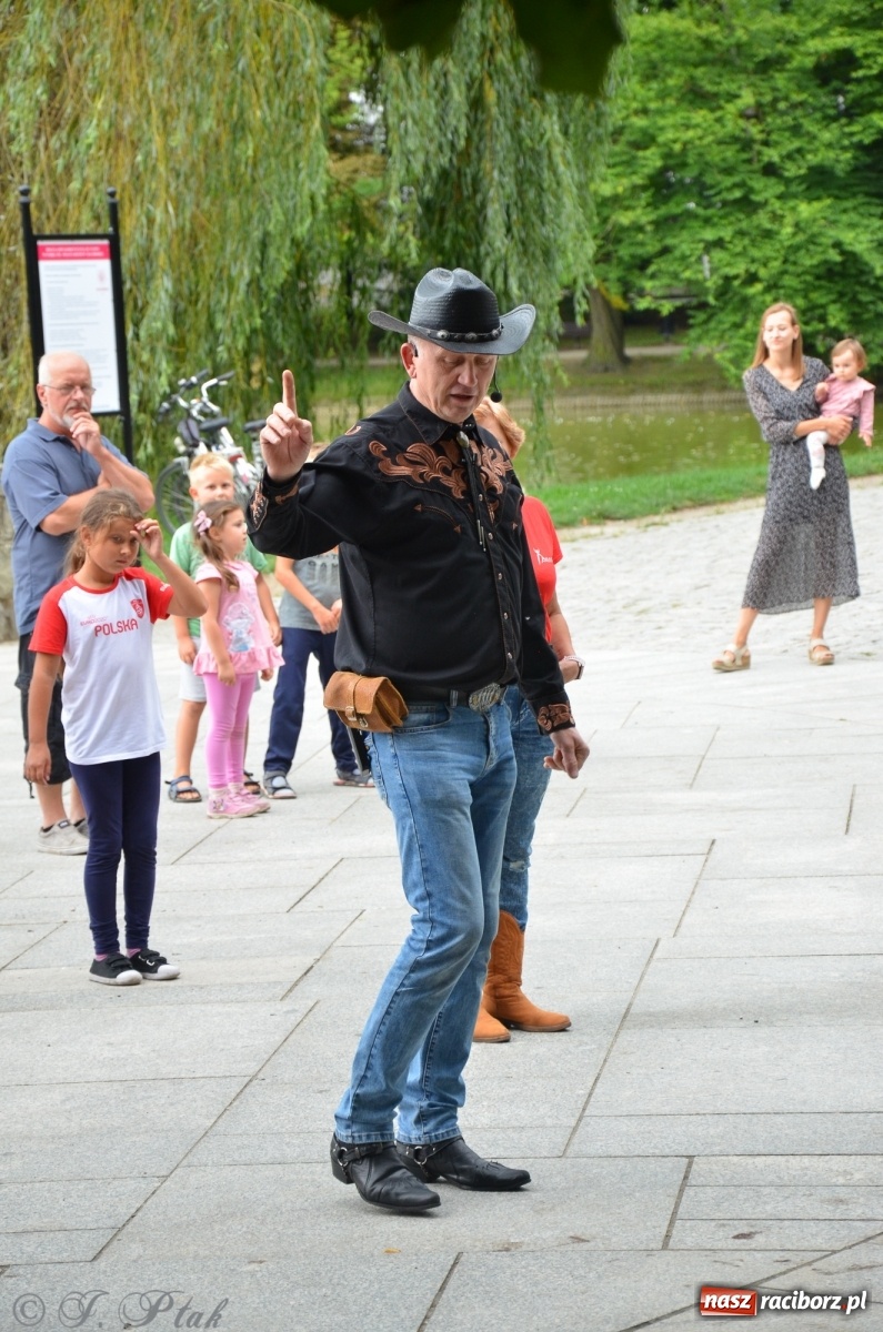 Zdjęcie w galerii na portalu naszraciborz.pl: Raciborzanie próbowali swoich sił w tańcu liniowym wiadomości z regionu