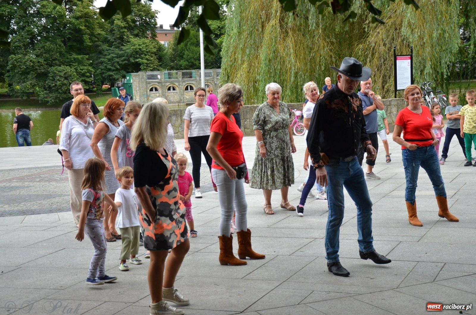 Zdjęcie w galerii na portalu naszraciborz.pl: Raciborzanie próbowali swoich sił w tańcu liniowym wiadomości z regionu