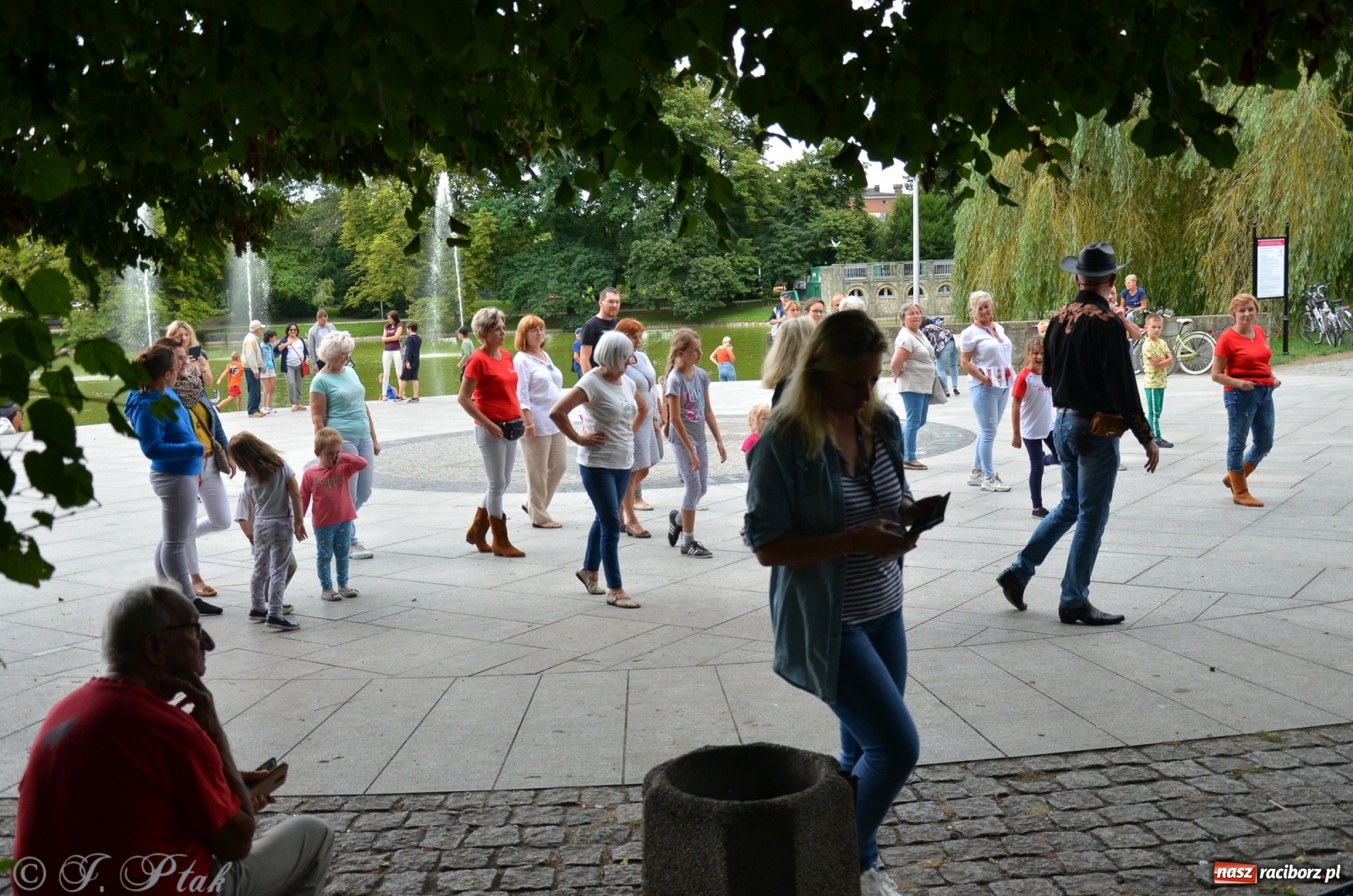 Zdjęcie w galerii na portalu naszraciborz.pl: Raciborzanie próbowali swoich sił w tańcu liniowym wiadomości z regionu