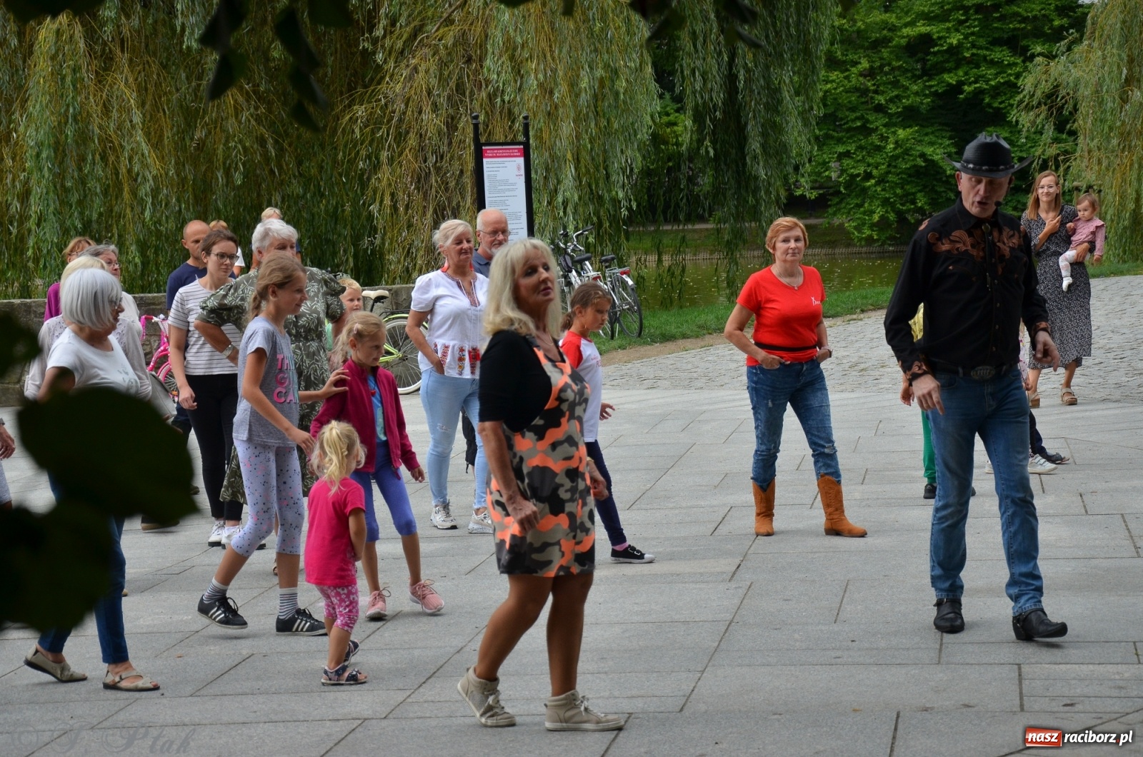 Zdjęcie w galerii na portalu naszraciborz.pl: Raciborzanie próbowali swoich sił w tańcu liniowym wiadomości z regionu