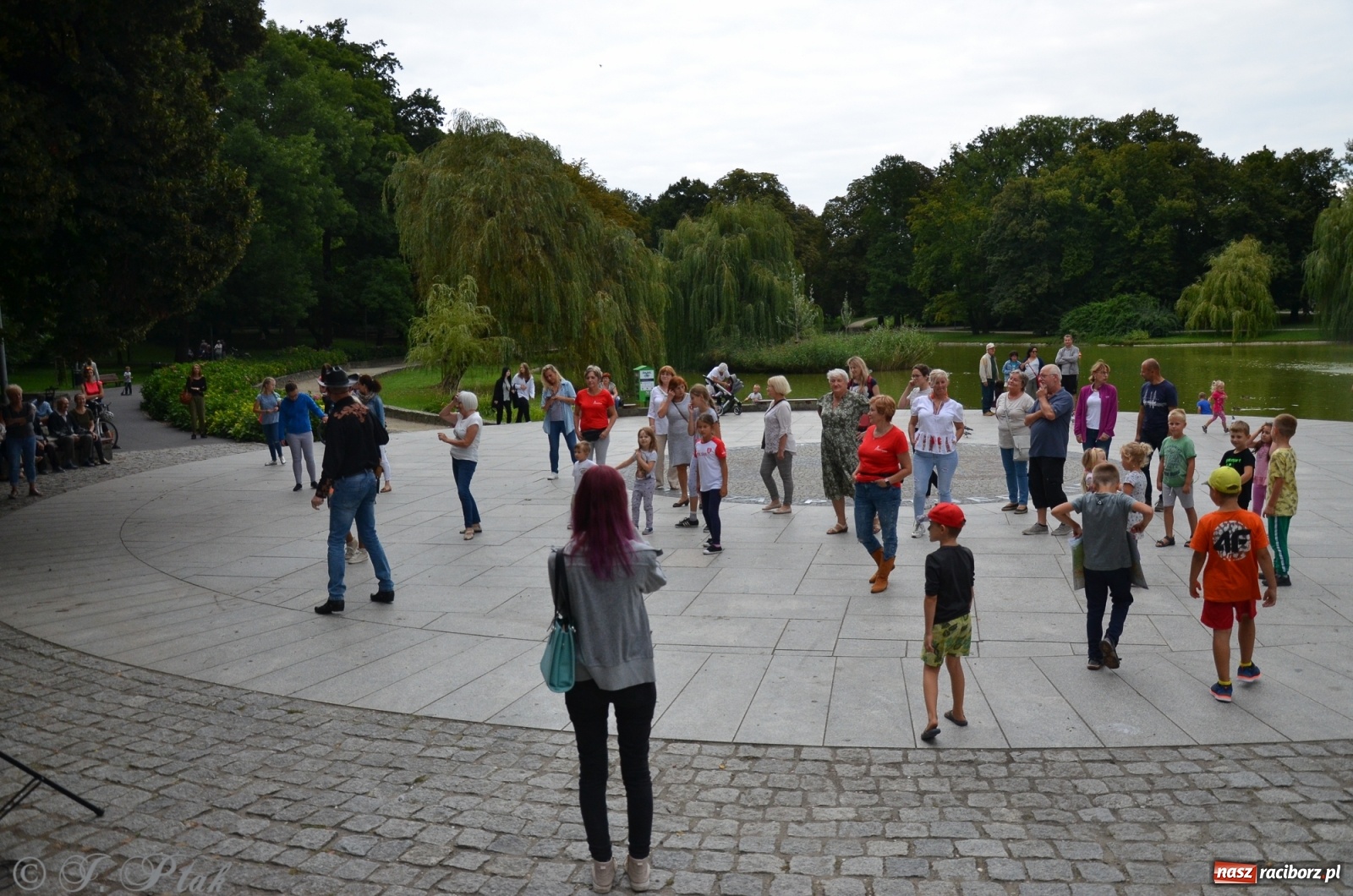 Zdjęcie w galerii na portalu naszraciborz.pl: Raciborzanie próbowali swoich sił w tańcu liniowym wiadomości z regionu