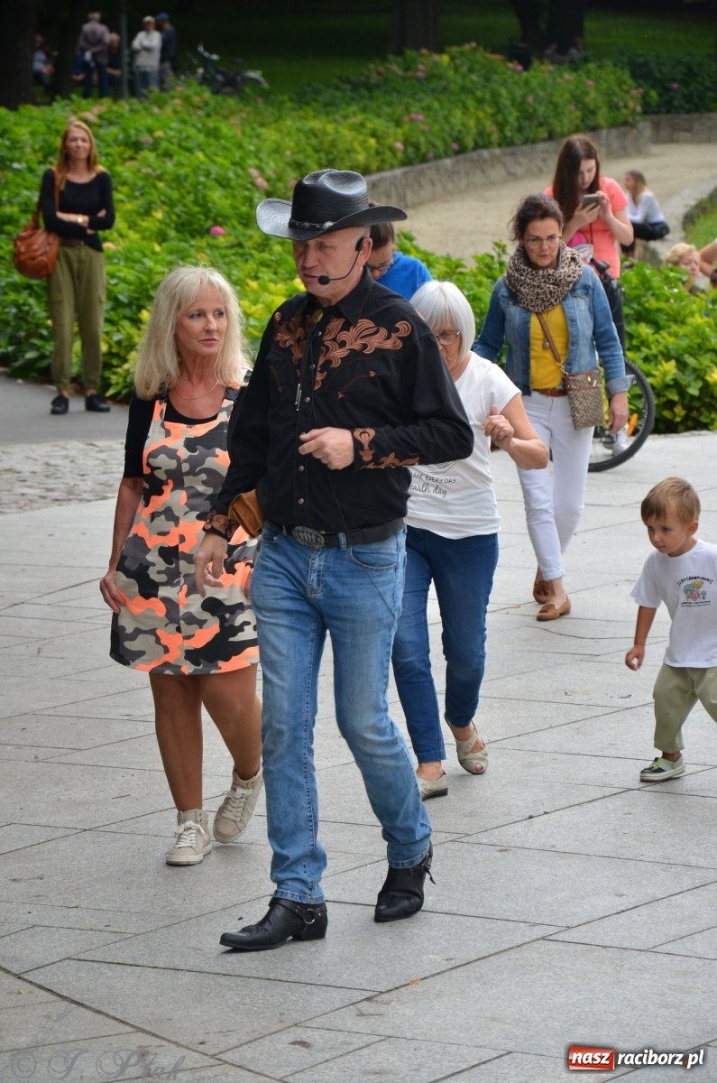 Zdjęcie w galerii na portalu naszraciborz.pl: Raciborzanie próbowali swoich sił w tańcu liniowym wiadomości z regionu