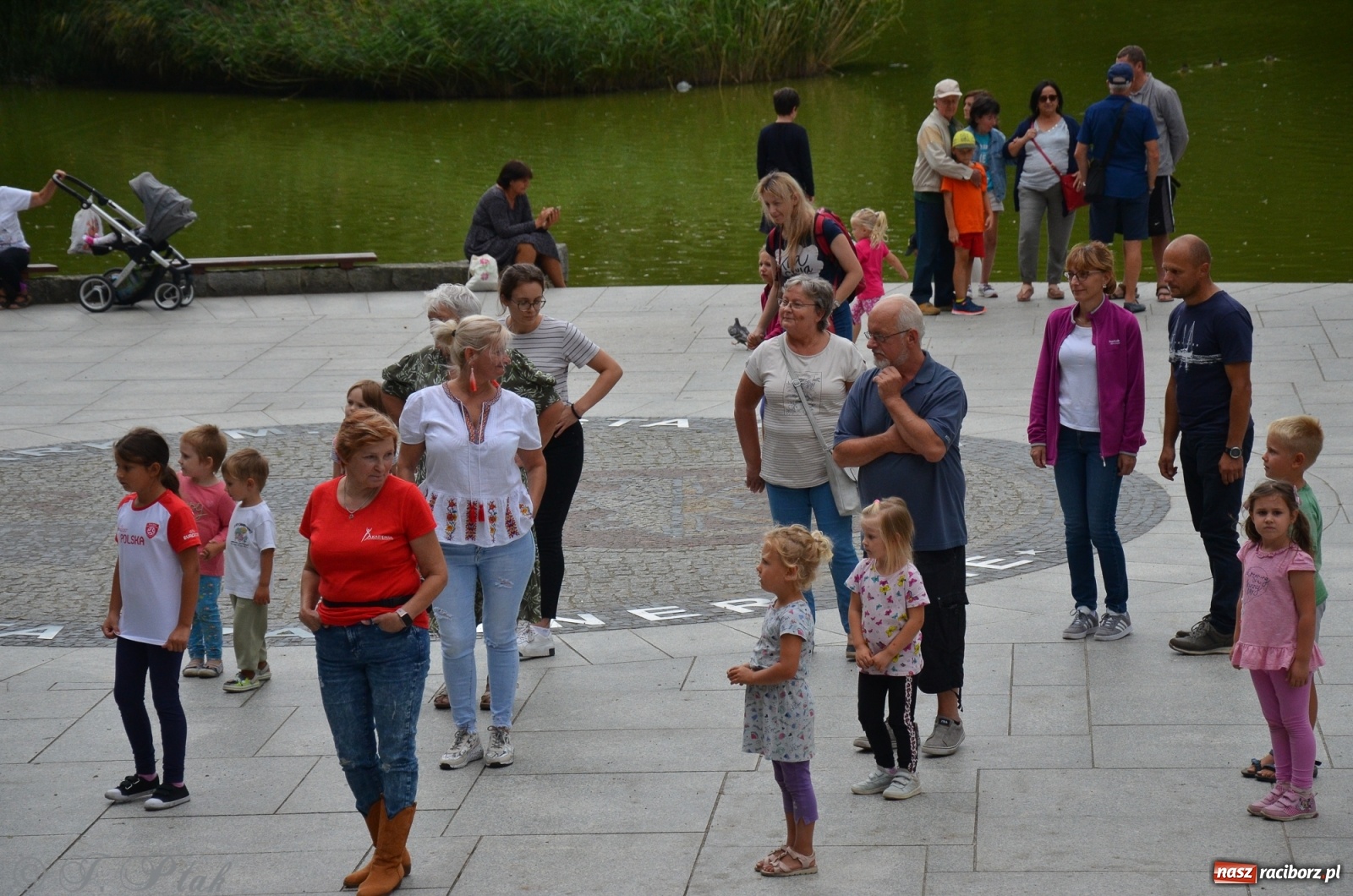 Zdjęcie w galerii na portalu naszraciborz.pl: Raciborzanie próbowali swoich sił w tańcu liniowym wiadomości z regionu