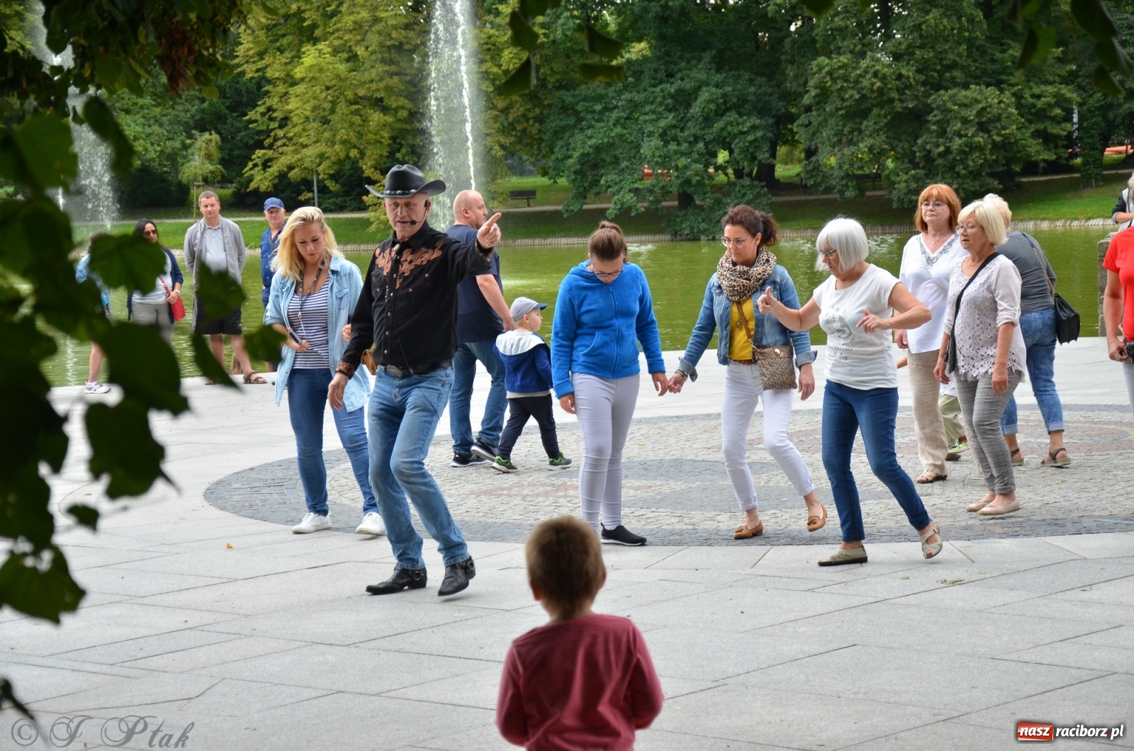 Zdjęcie w galerii na portalu naszraciborz.pl: Raciborzanie próbowali swoich sił w tańcu liniowym wiadomości z regionu