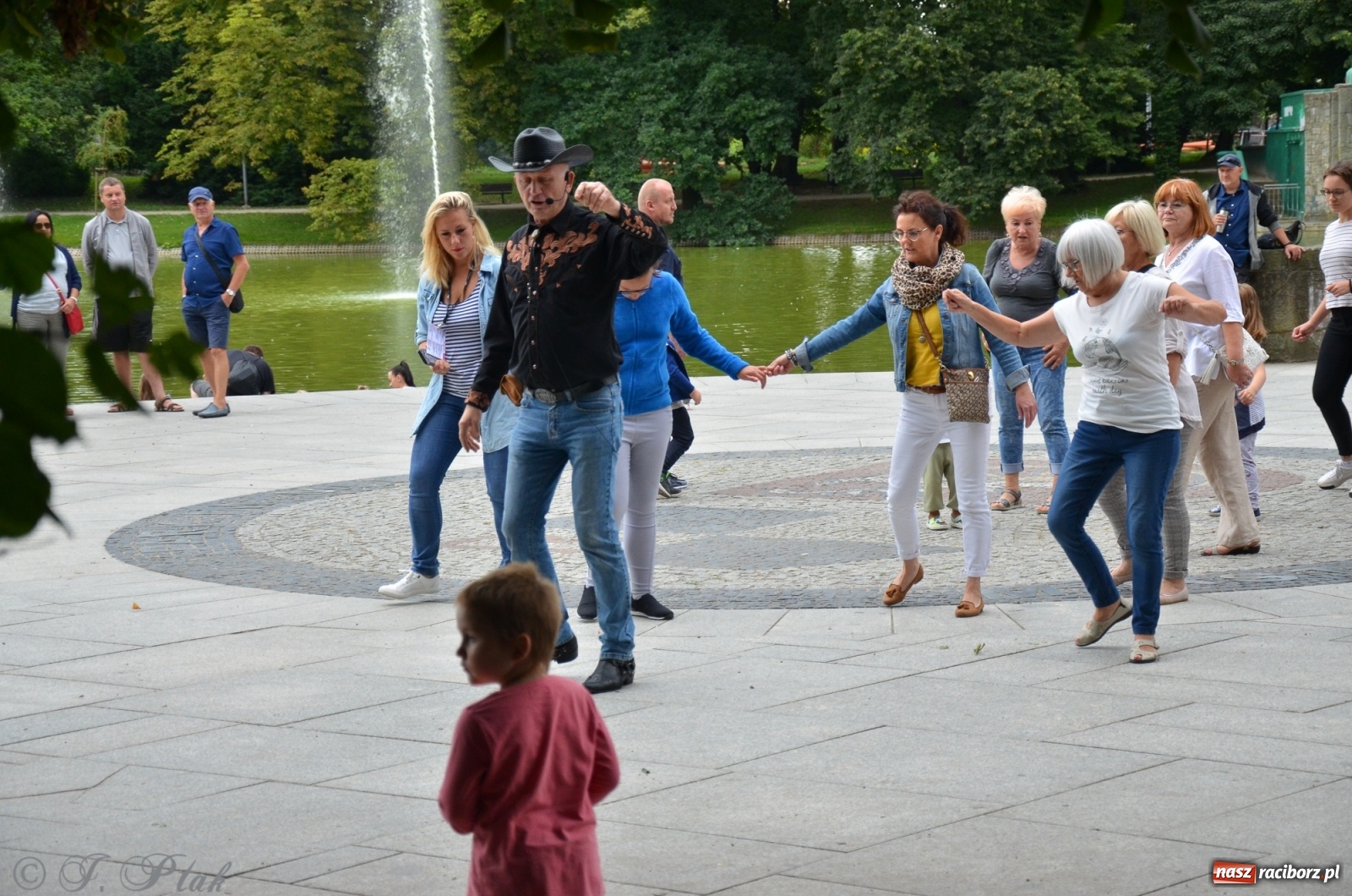 Zdjęcie w galerii na portalu naszraciborz.pl: Raciborzanie próbowali swoich sił w tańcu liniowym wiadomości z regionu