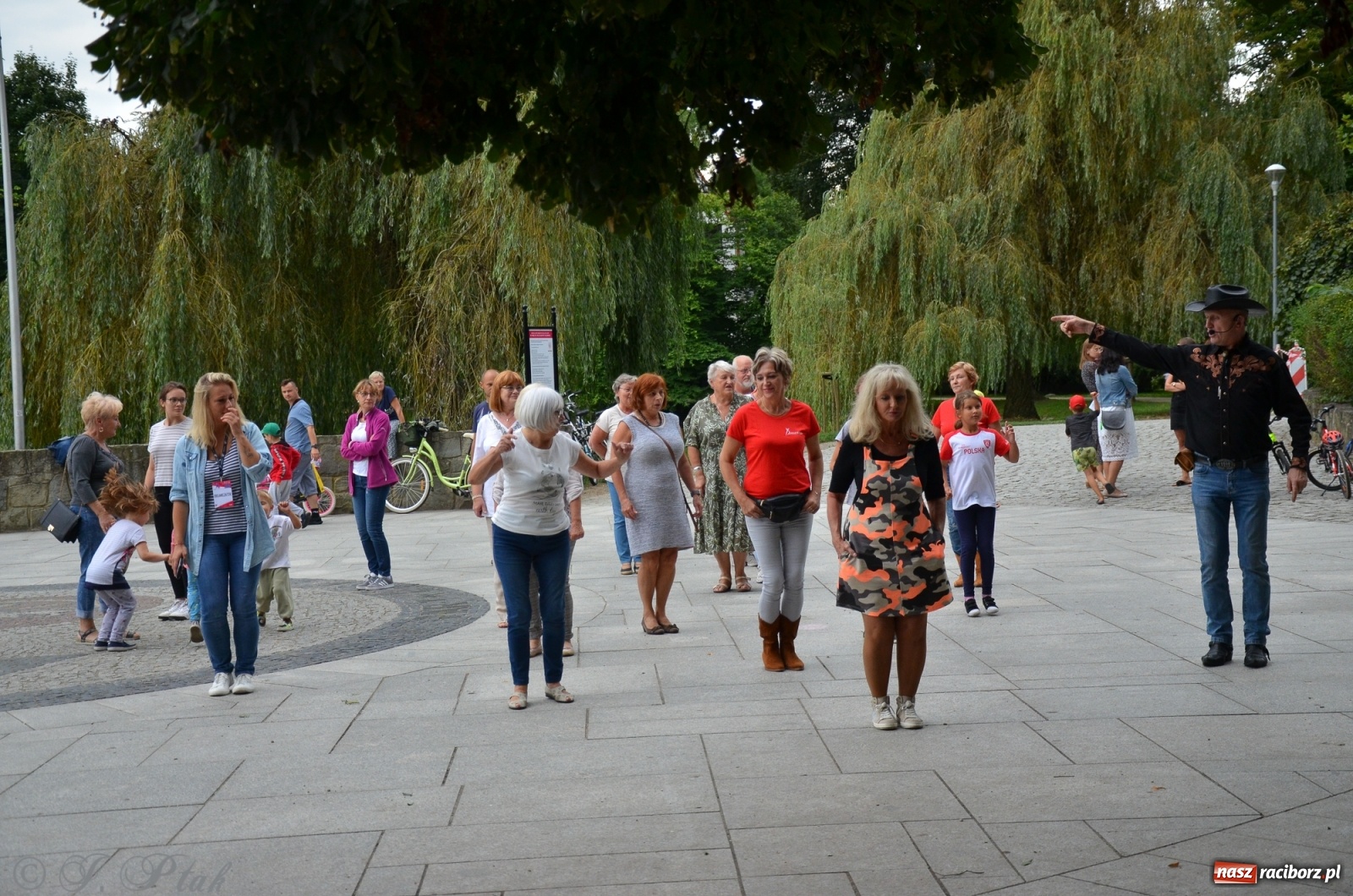 Zdjęcie w galerii na portalu naszraciborz.pl: Raciborzanie próbowali swoich sił w tańcu liniowym wiadomości z regionu