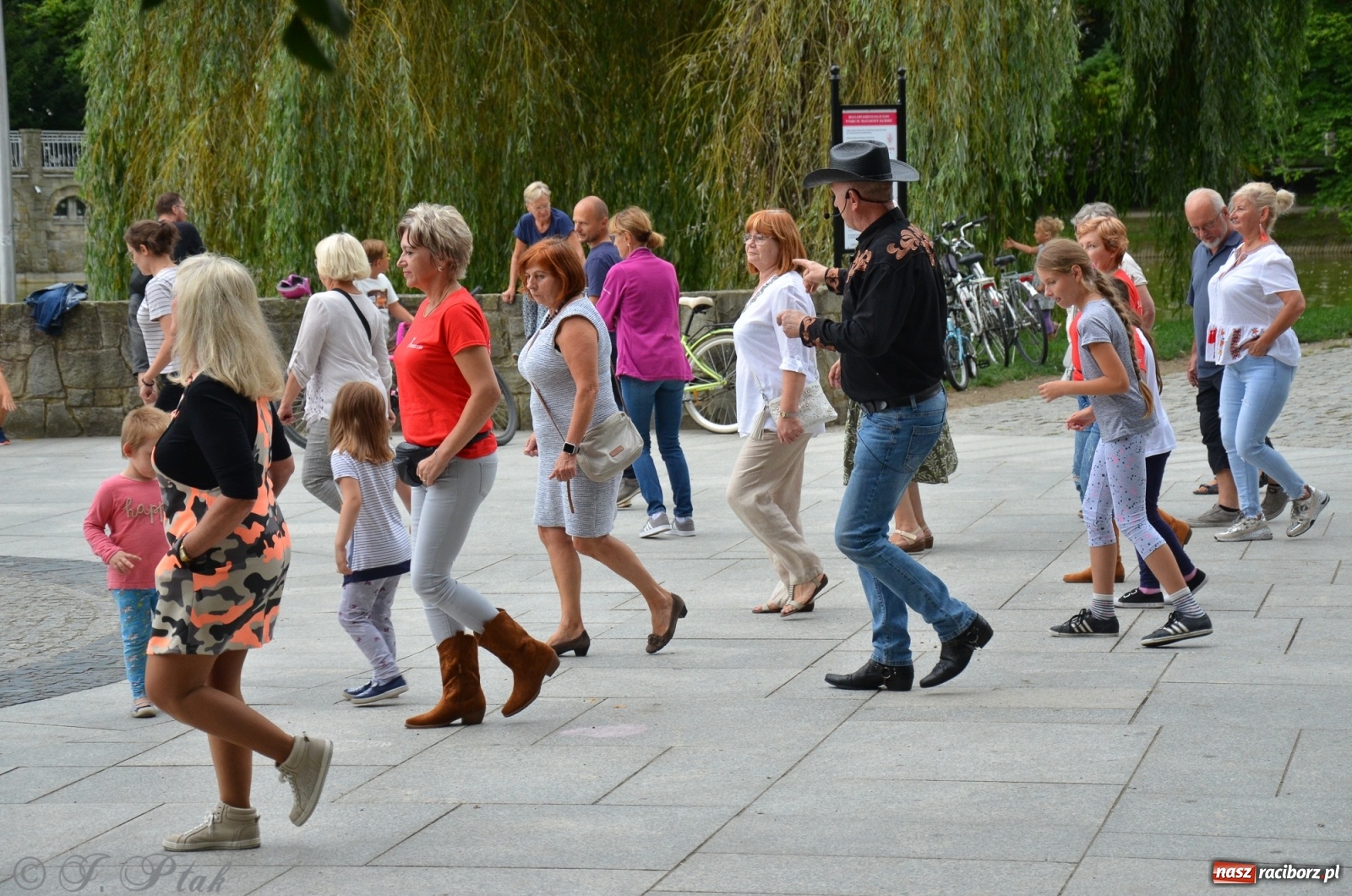 Zdjęcie w galerii na portalu naszraciborz.pl: Raciborzanie próbowali swoich sił w tańcu liniowym wiadomości z regionu