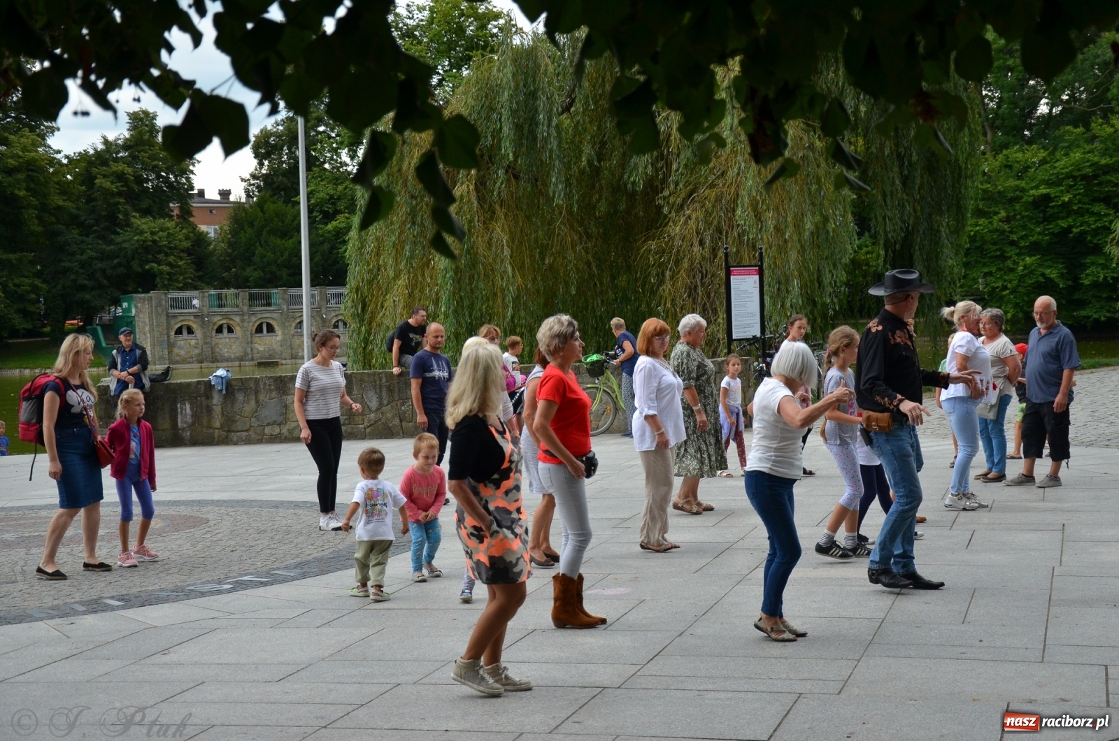 Zdjęcie w galerii na portalu naszraciborz.pl: Raciborzanie próbowali swoich sił w tańcu liniowym wiadomości z regionu