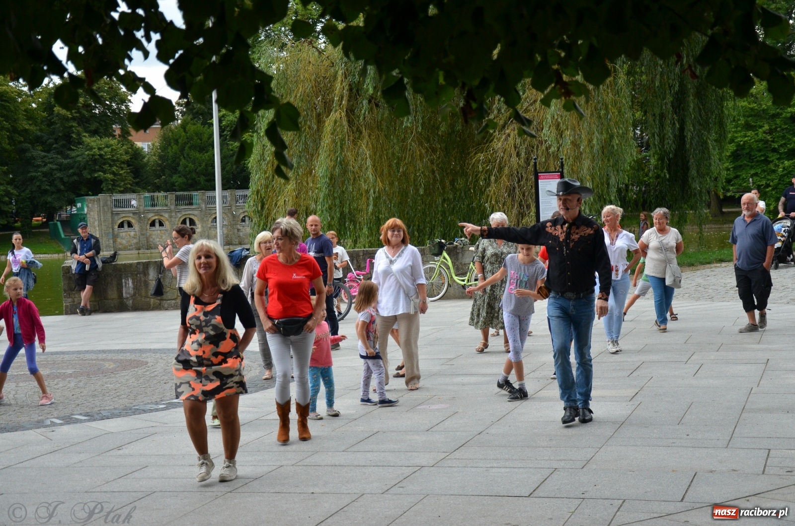 Zdjęcie w galerii na portalu naszraciborz.pl: Raciborzanie próbowali swoich sił w tańcu liniowym wiadomości z regionu