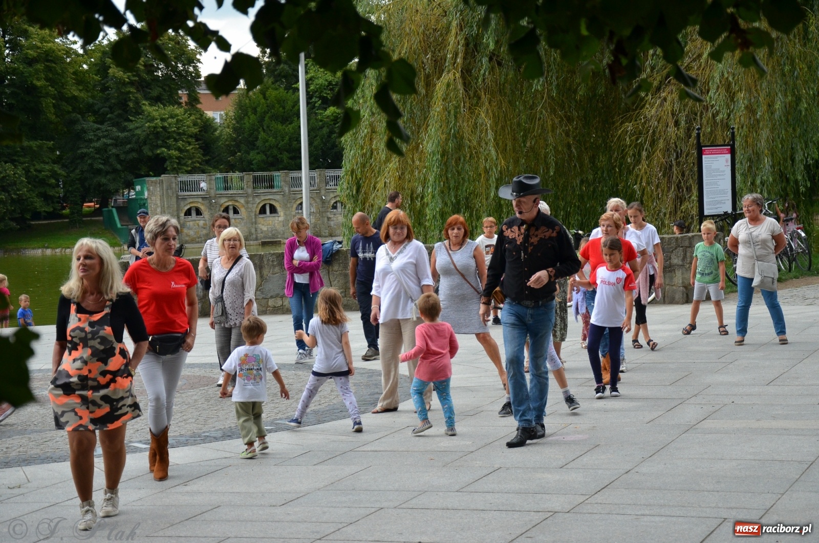 Zdjęcie w galerii na portalu naszraciborz.pl: Raciborzanie próbowali swoich sił w tańcu liniowym wiadomości z regionu