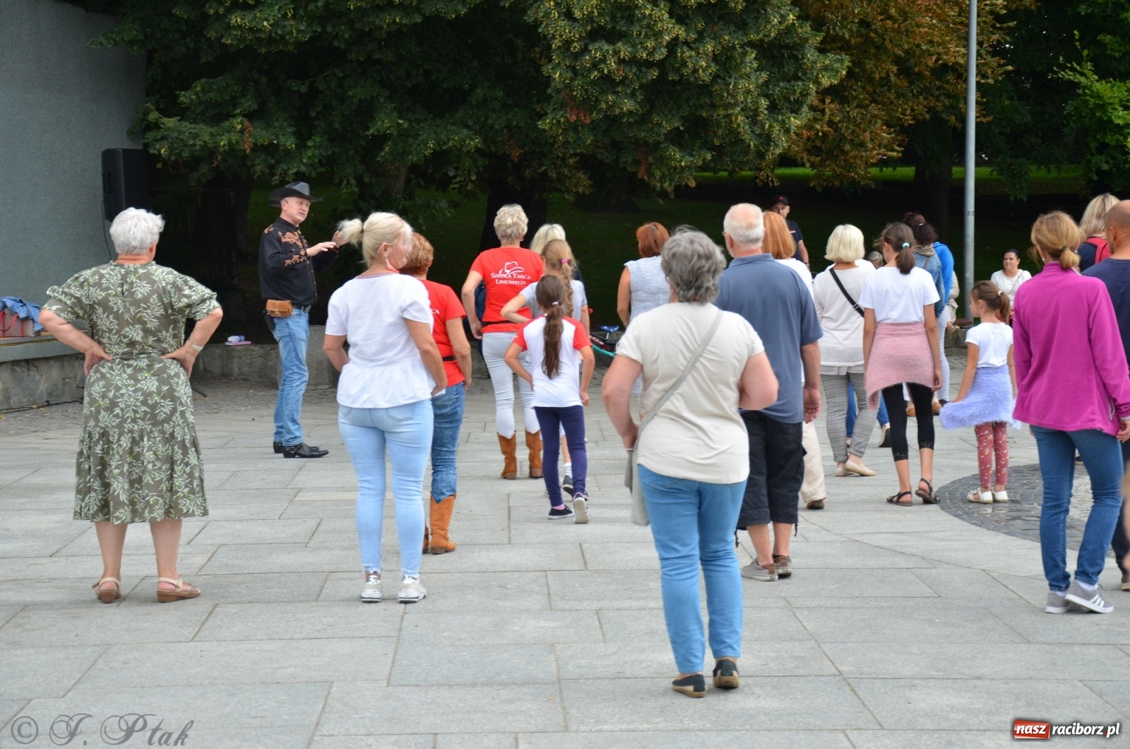 Zdjęcie w galerii na portalu naszraciborz.pl: Raciborzanie próbowali swoich sił w tańcu liniowym wiadomości z regionu