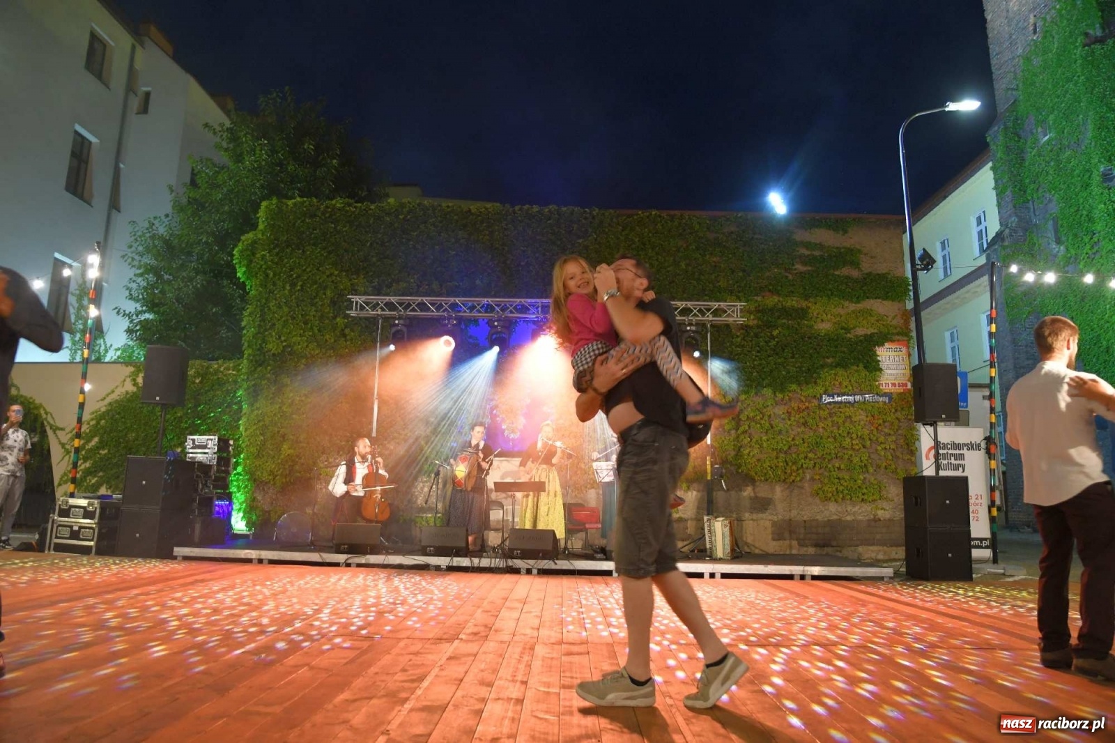 Zdjęcie w galerii na portalu naszraciborz.pl: Dni Raciborza 2022. Dancing pod Tęczową i złote lata swingu wiadomości z regionu