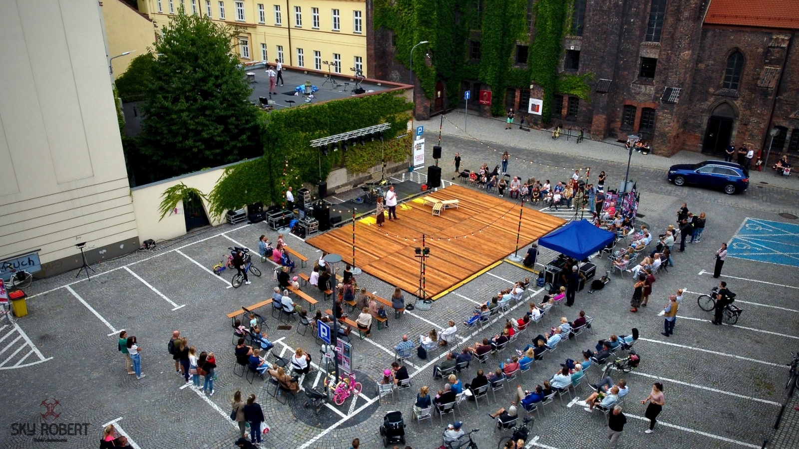 Zdjęcie w galerii na portalu naszraciborz.pl: Tak parking w Raciborzu zamieniono na scenę [FOTO] wiadomości z regionu