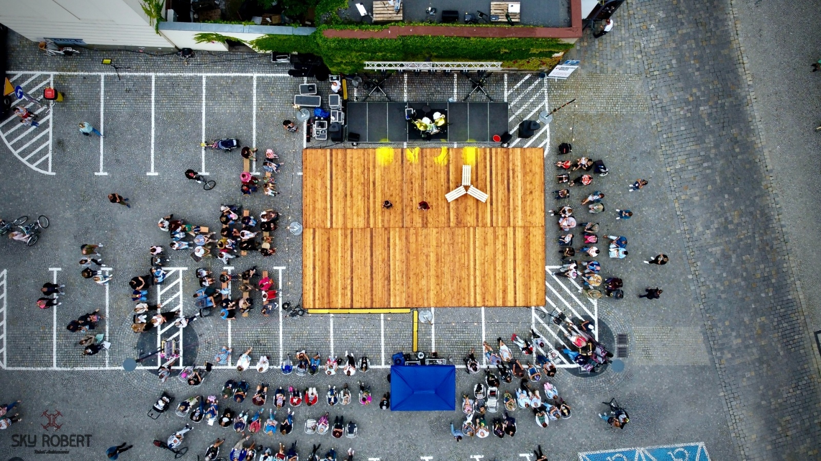 Zdjęcie w galerii na portalu naszraciborz.pl: Tak parking w Raciborzu zamieniono na scenę [FOTO] wiadomości z regionu