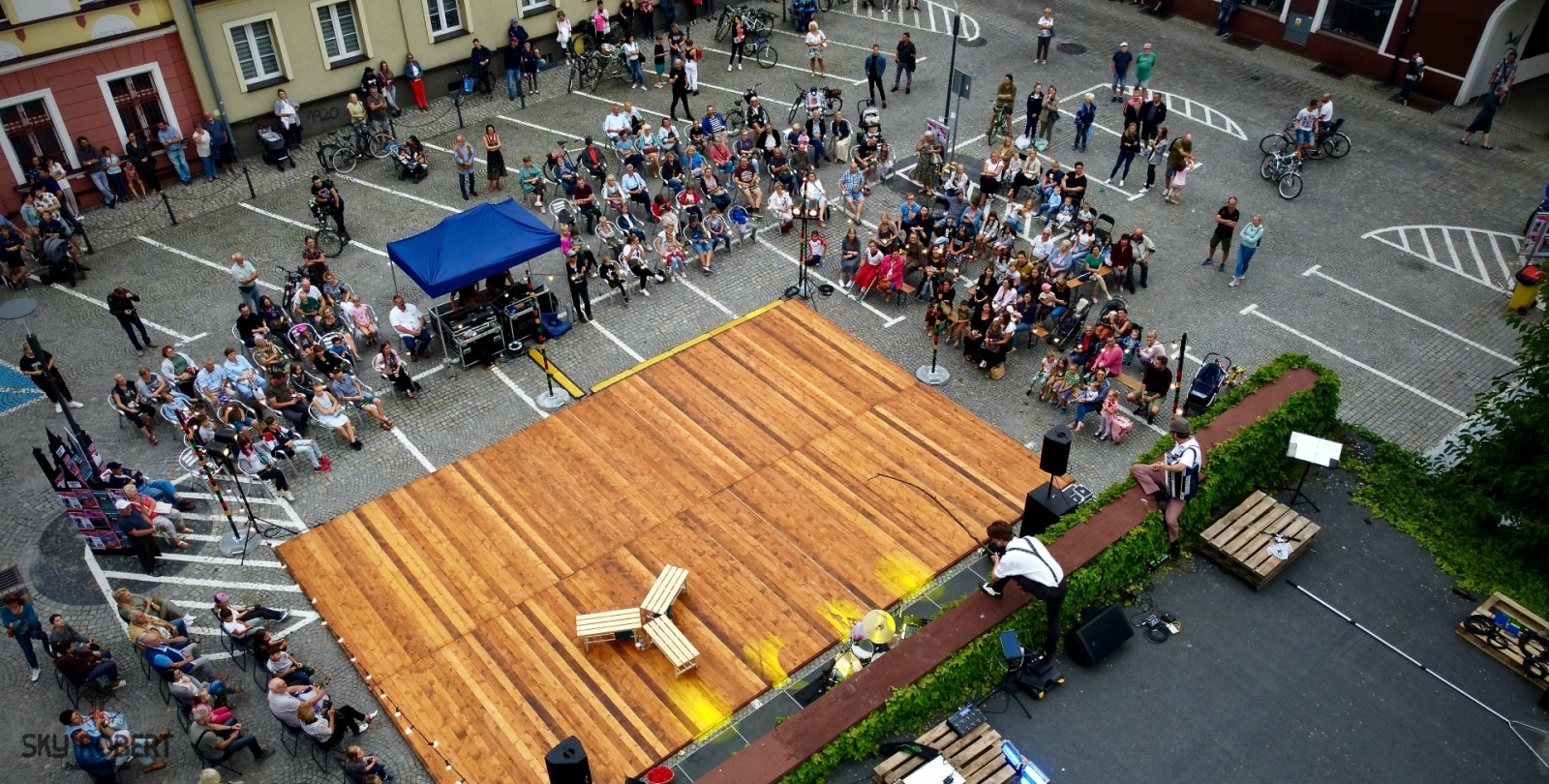 Zdjęcie w galerii na portalu naszraciborz.pl: Tak parking w Raciborzu zamieniono na scenę [FOTO] wiadomości z regionu
