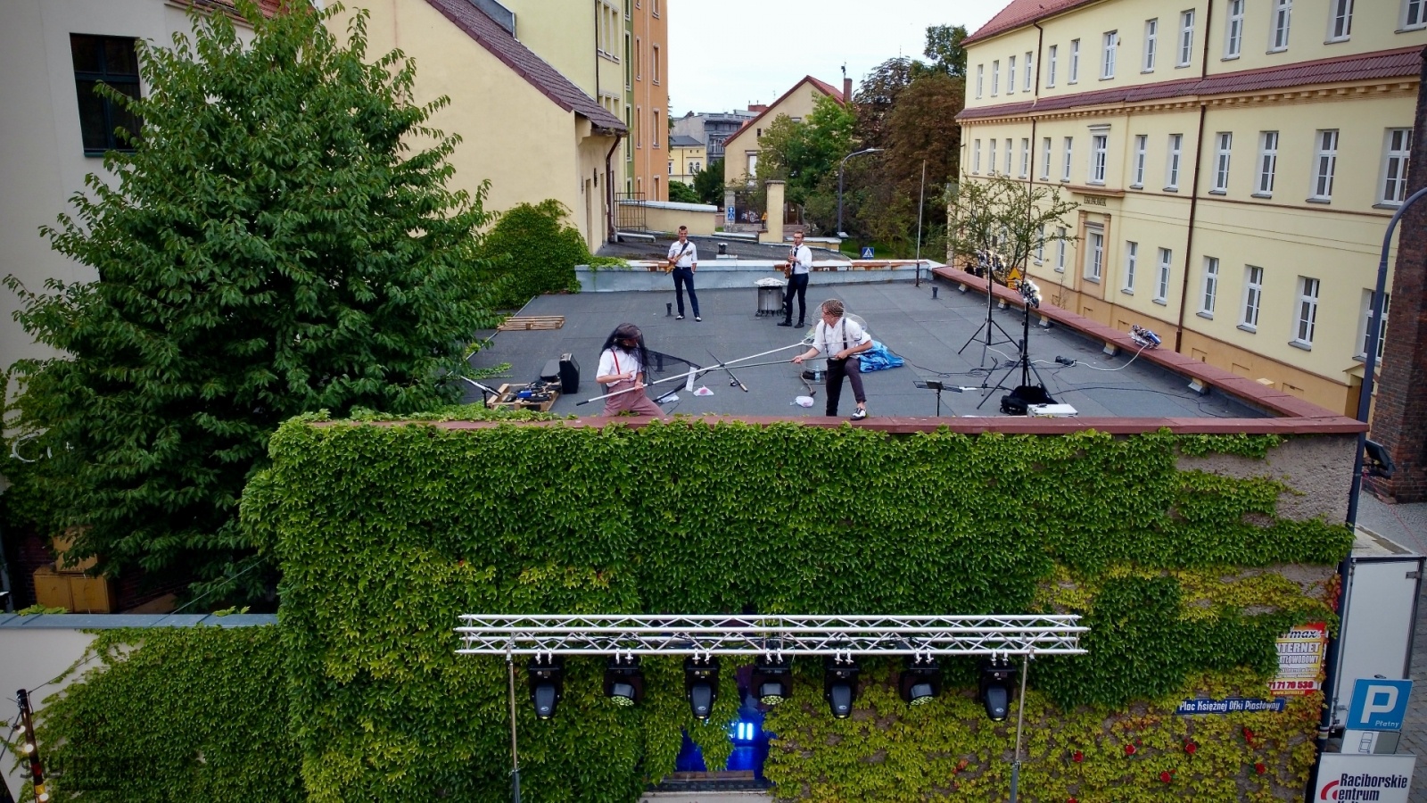 Zdjęcie w galerii na portalu naszraciborz.pl: Tak parking w Raciborzu zamieniono na scenę [FOTO] wiadomości z regionu