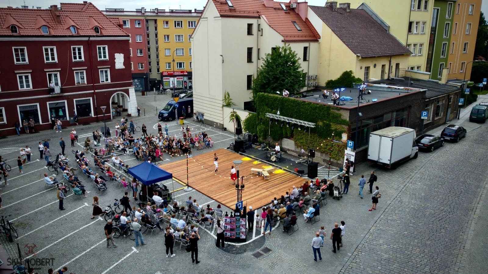 Zdjęcie w galerii na portalu naszraciborz.pl: Tak parking w Raciborzu zamieniono na scenę [FOTO] wiadomości z regionu