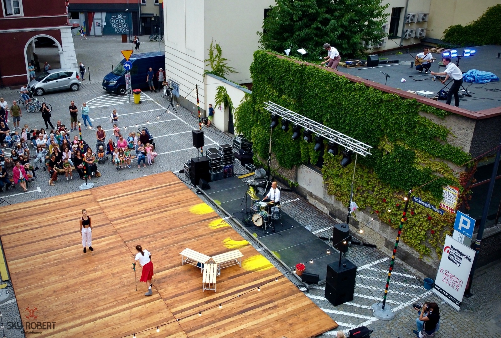 Zdjęcie w galerii na portalu naszraciborz.pl: Tak parking w Raciborzu zamieniono na scenę [FOTO] wiadomości z regionu