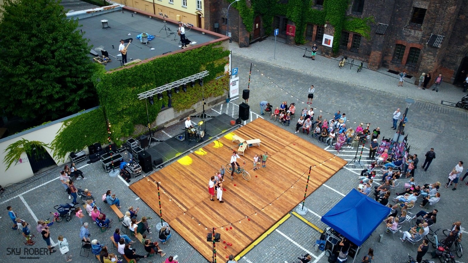 Zdjęcie w galerii na portalu naszraciborz.pl: Tak parking w Raciborzu zamieniono na scenę [FOTO] wiadomości z regionu