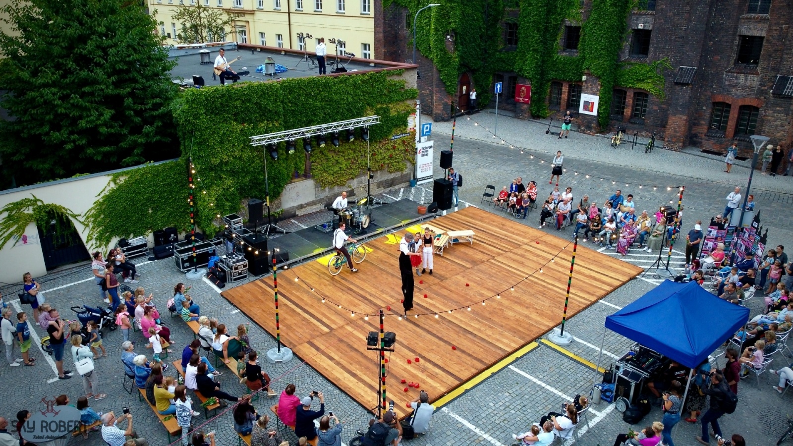 Zdjęcie w galerii na portalu naszraciborz.pl: Tak parking w Raciborzu zamieniono na scenę [FOTO] wiadomości z regionu