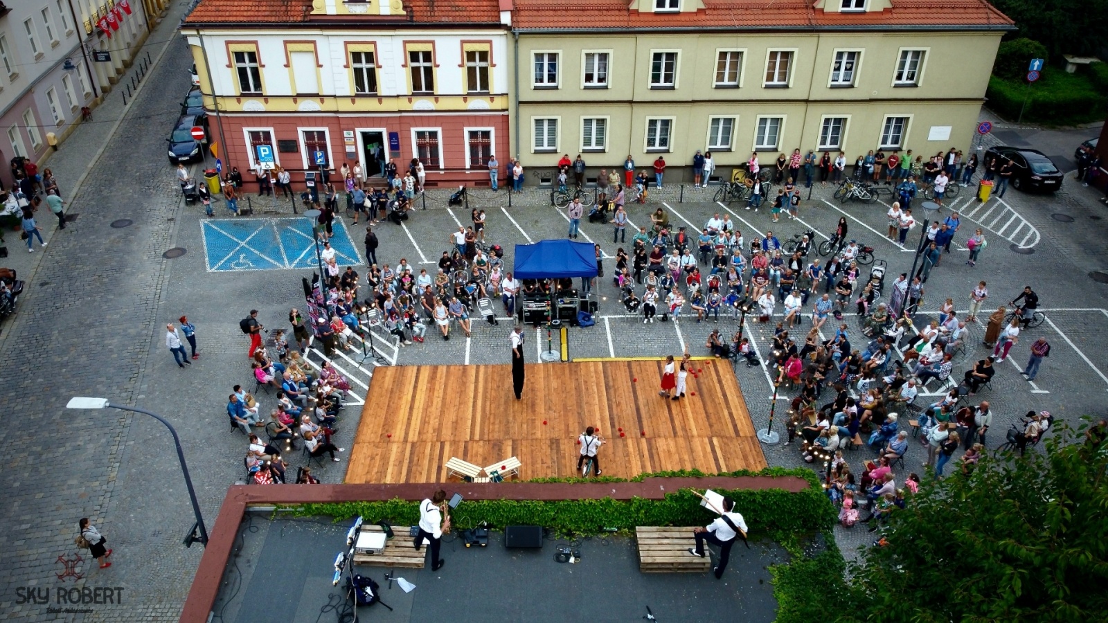 Zdjęcie w galerii na portalu naszraciborz.pl: Tak parking w Raciborzu zamieniono na scenę [FOTO] wiadomości z regionu