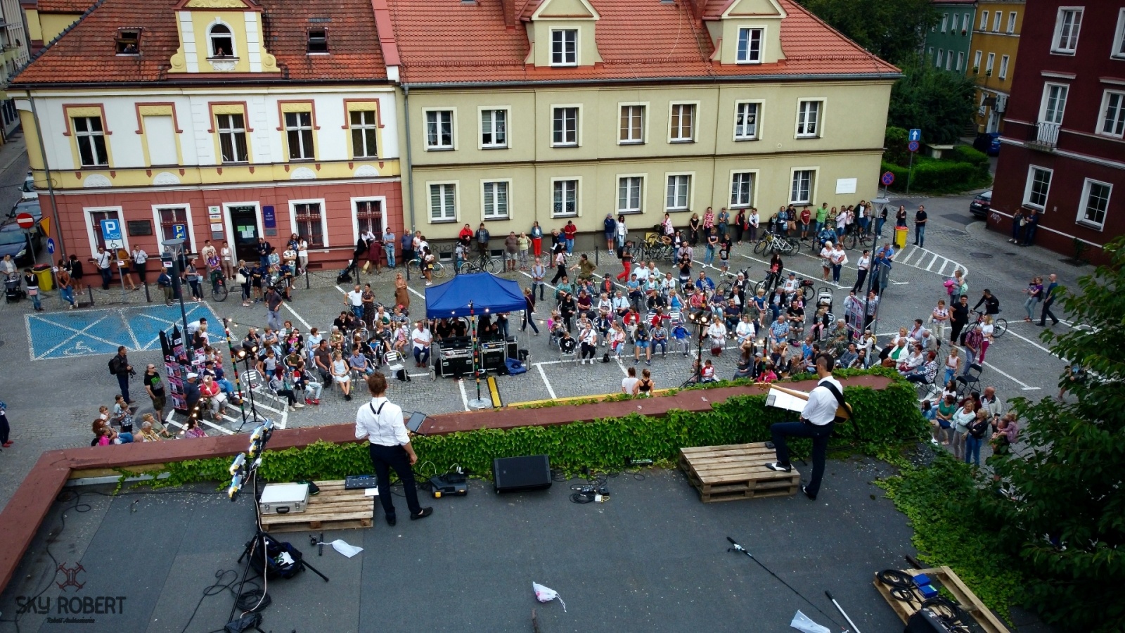 Zdjęcie w galerii na portalu naszraciborz.pl: Tak parking w Raciborzu zamieniono na scenę [FOTO] wiadomości z regionu