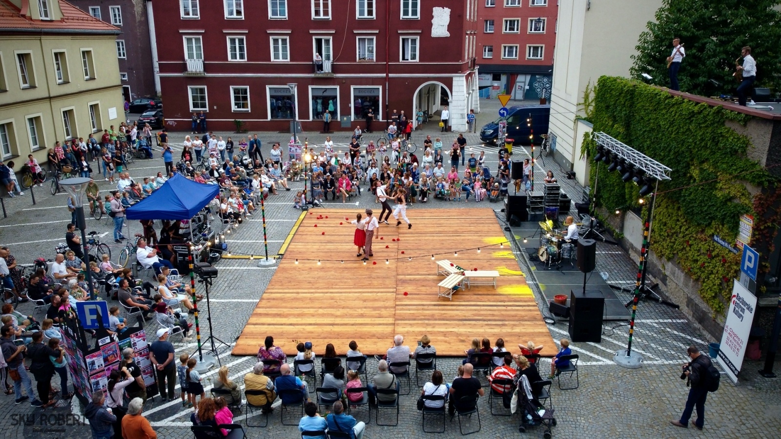 Zdjęcie w galerii na portalu naszraciborz.pl: Tak parking w Raciborzu zamieniono na scenę [FOTO] wiadomości z regionu