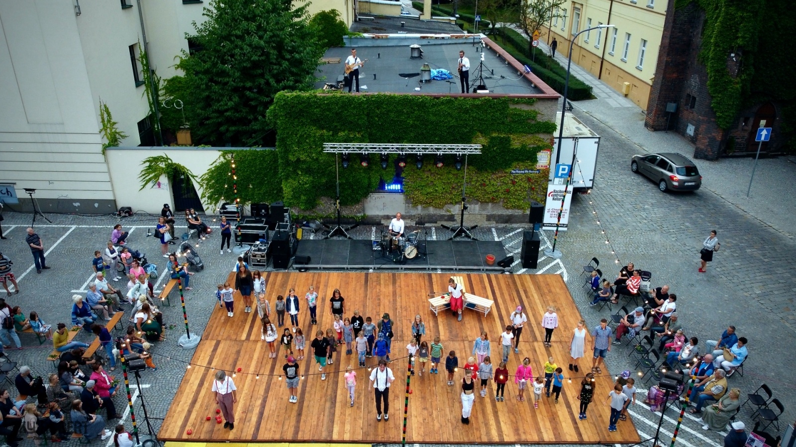 Zdjęcie w galerii na portalu naszraciborz.pl: Tak parking w Raciborzu zamieniono na scenę [FOTO] wiadomości z regionu