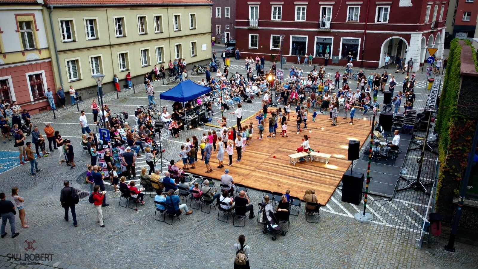 Zdjęcie w galerii na portalu naszraciborz.pl: Tak parking w Raciborzu zamieniono na scenę [FOTO] wiadomości z regionu
