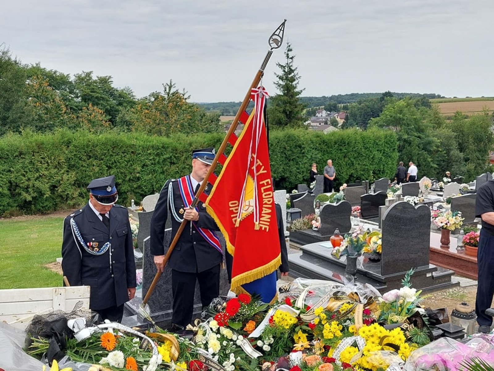 Zdjęcie w galerii na portalu naszraciborz.pl: Ostatnie pożegnanie śp. Huberta Oczadłego, sołtysa i prezesa OSP Nowa Wioska wiadomości z regionu