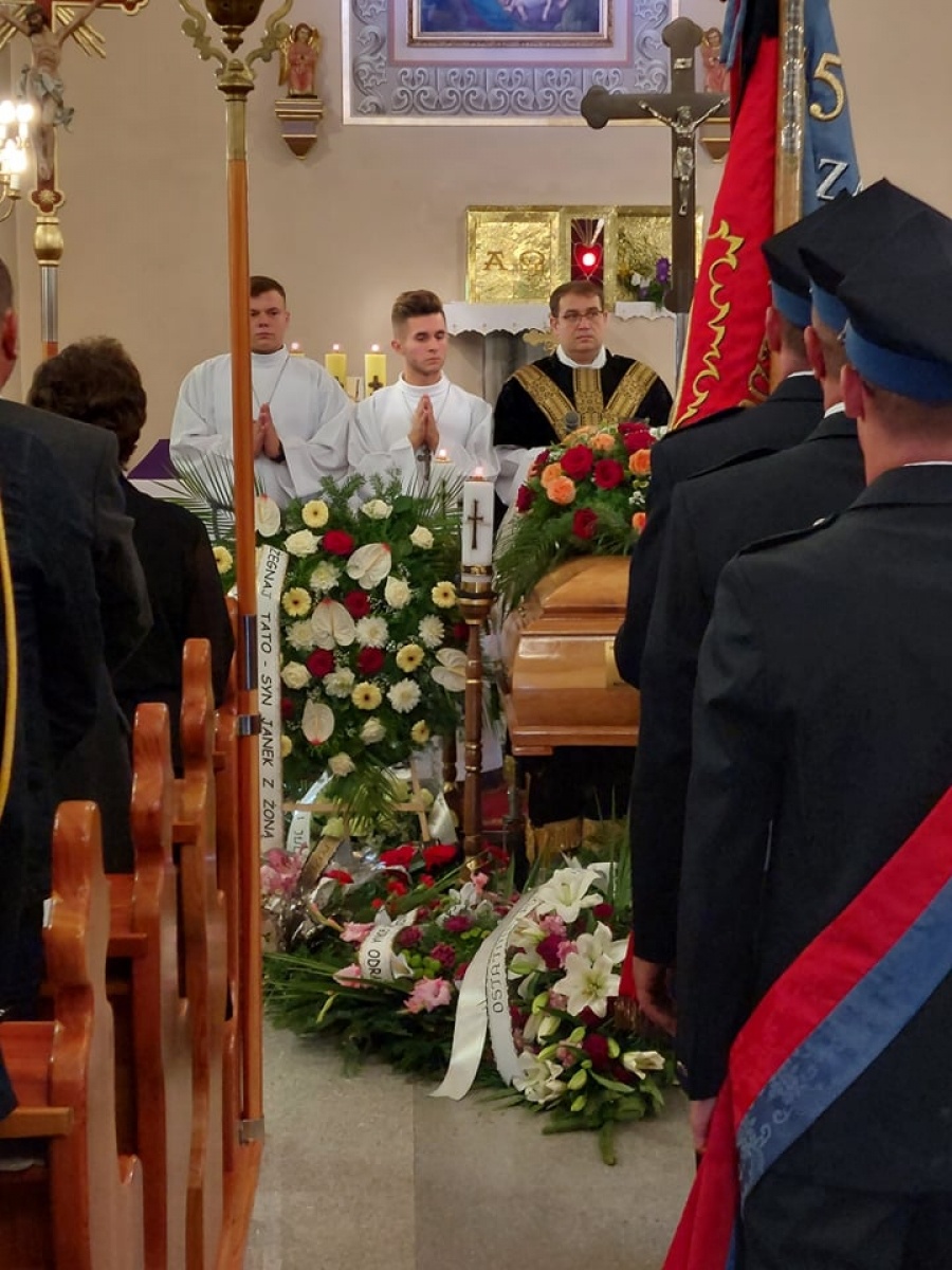 Zdjęcie w galerii na portalu naszraciborz.pl: Ostatnie pożegnanie śp. Huberta Oczadłego, sołtysa i prezesa OSP Nowa Wioska wiadomości z regionu