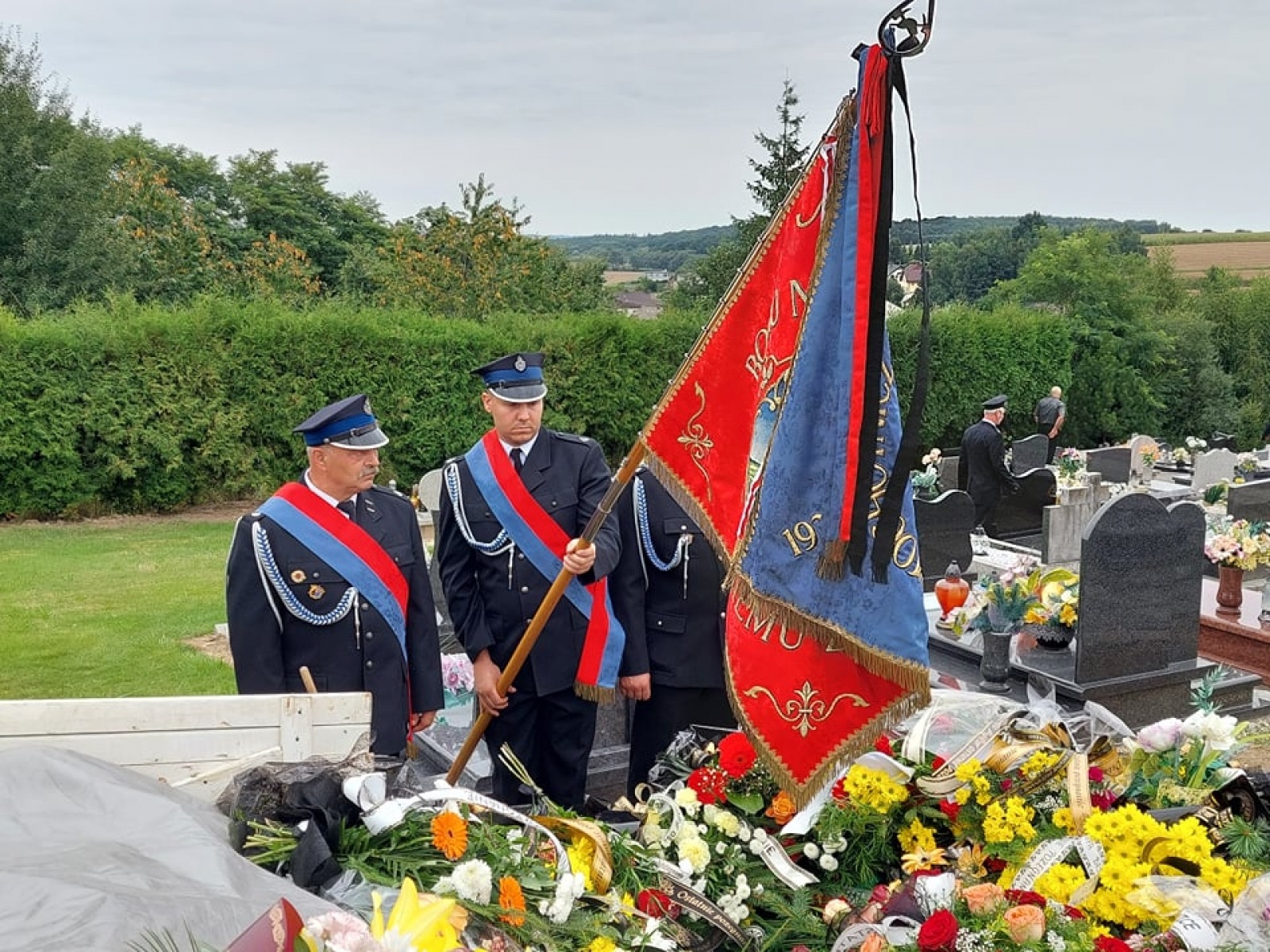 Zdjęcie w galerii na portalu naszraciborz.pl: Ostatnie pożegnanie śp. Huberta Oczadłego, sołtysa i prezesa OSP Nowa Wioska wiadomości z regionu