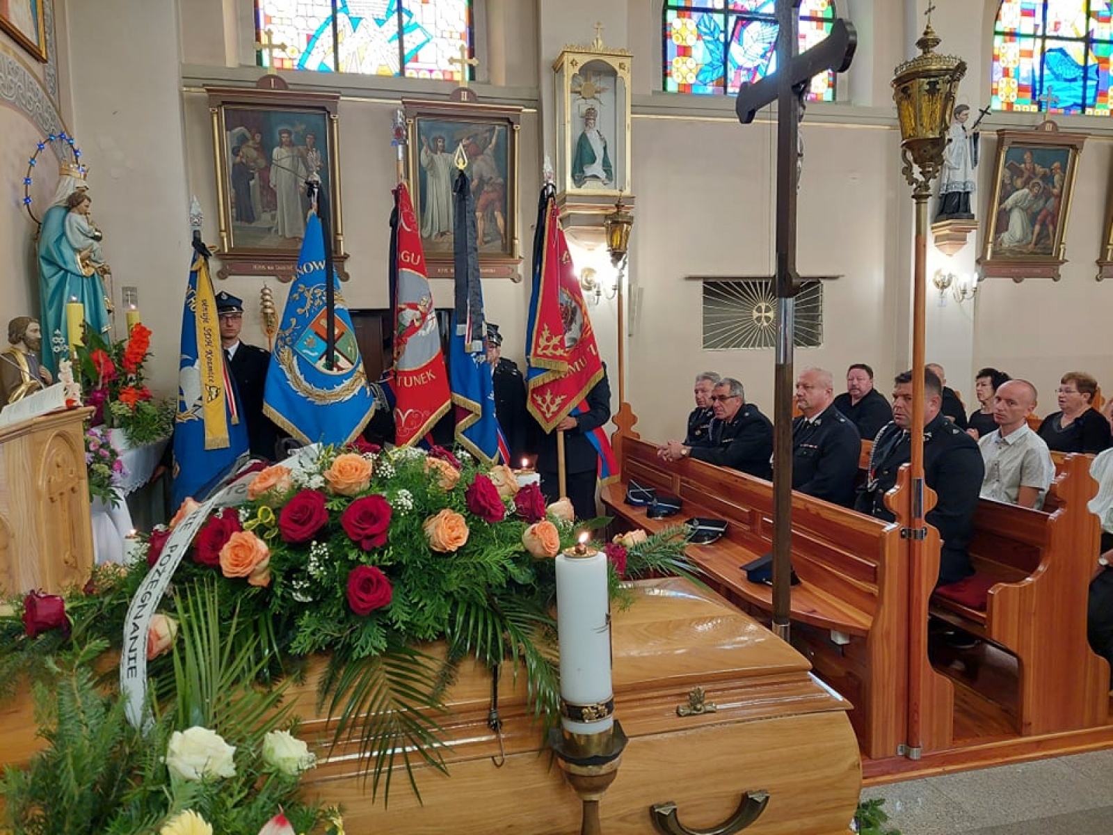 Zdjęcie w galerii na portalu naszraciborz.pl: Ostatnie pożegnanie śp. Huberta Oczadłego, sołtysa i prezesa OSP Nowa Wioska wiadomości z regionu