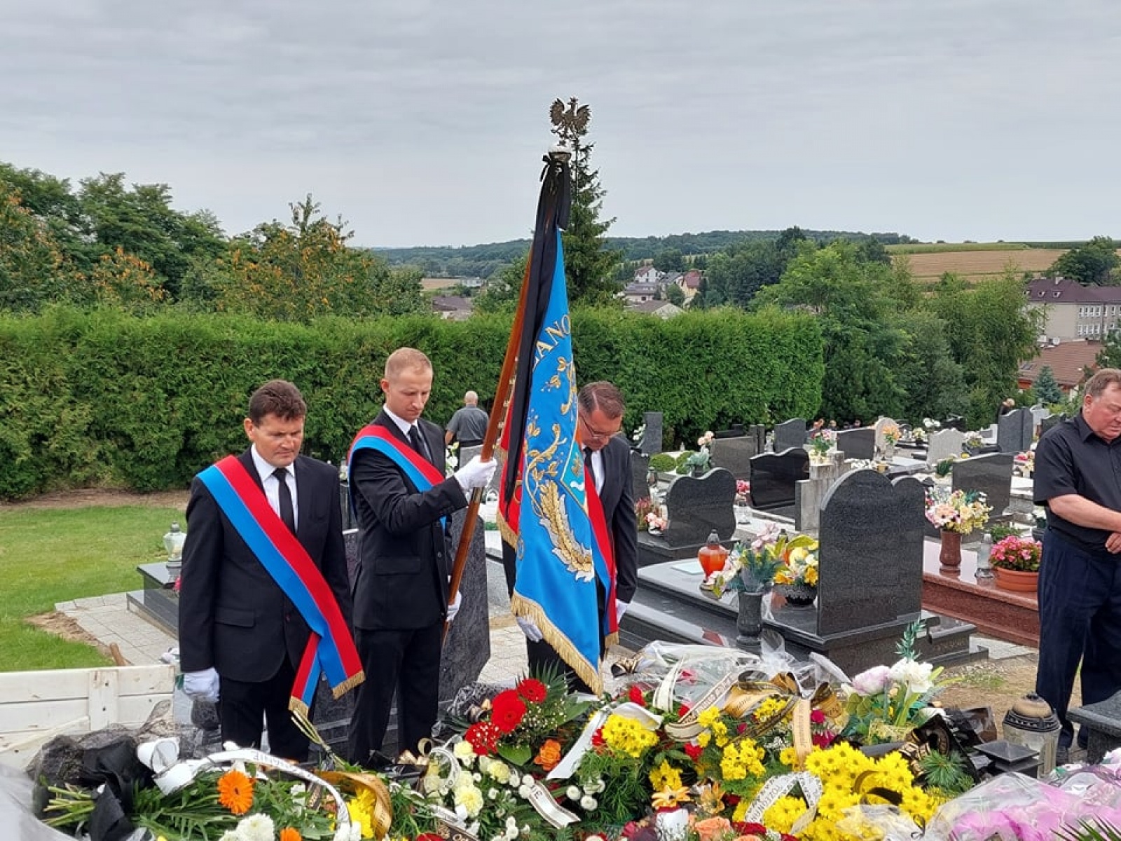 Zdjęcie w galerii na portalu naszraciborz.pl: Ostatnie pożegnanie śp. Huberta Oczadłego, sołtysa i prezesa OSP Nowa Wioska wiadomości z regionu