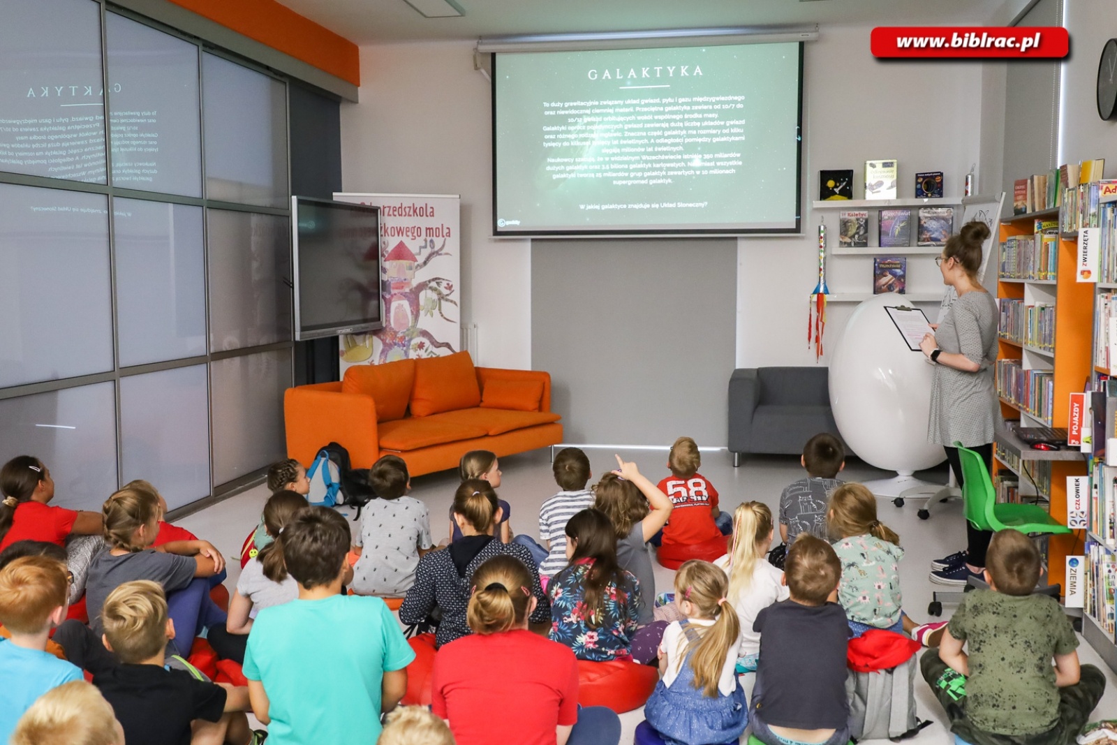 Zdjęcie w galerii na portalu naszraciborz.pl: Droga Mleczna oraz przygody z Tytusem, Romkiem i Atomkiem podczas Kosmicznego Lata z Biblioteką wiadomości z regionu