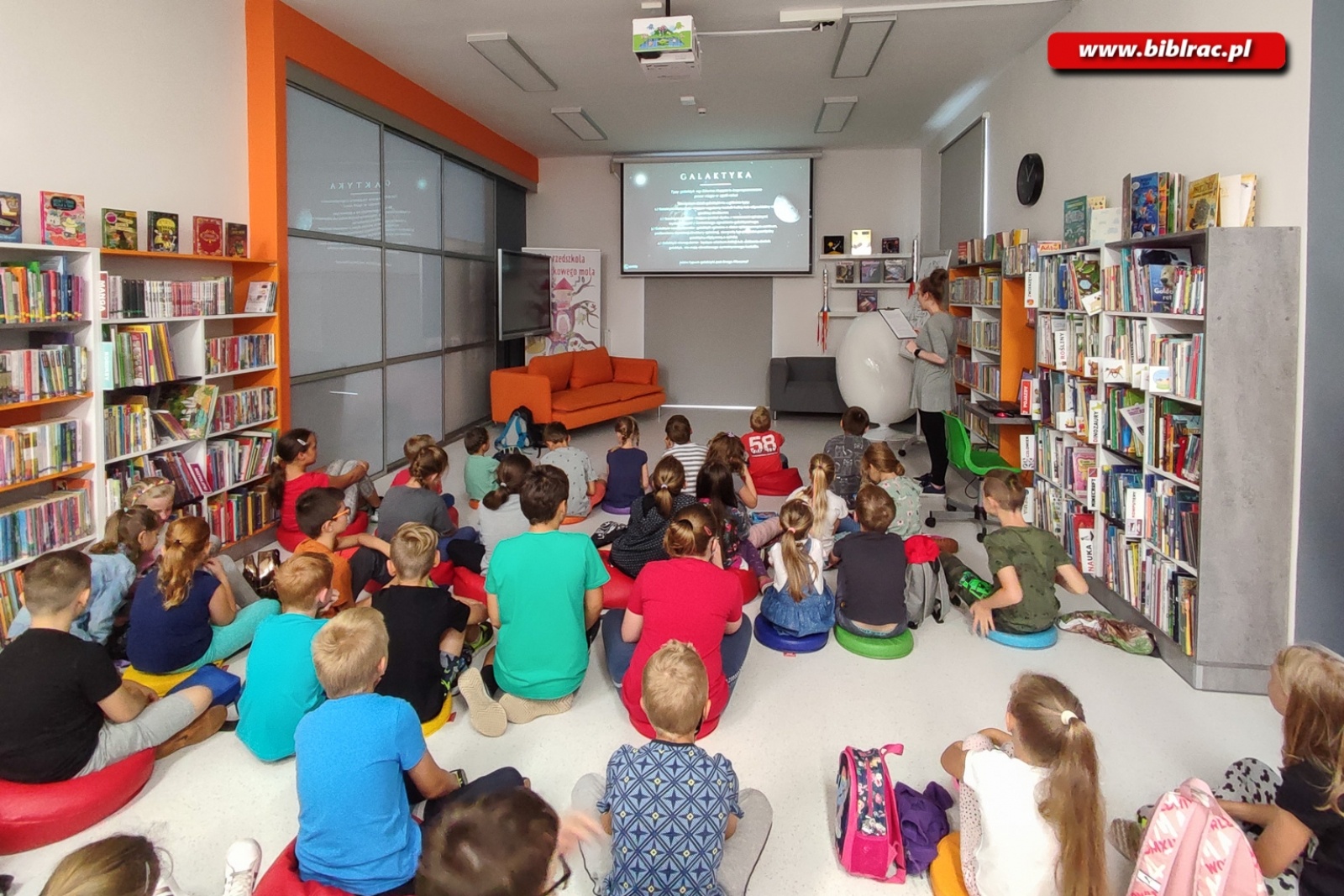 Zdjęcie w galerii na portalu naszraciborz.pl: Droga Mleczna oraz przygody z Tytusem, Romkiem i Atomkiem podczas Kosmicznego Lata z Biblioteką wiadomości z regionu