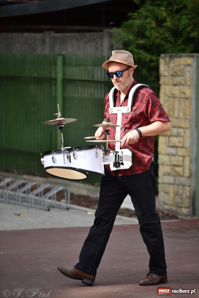 Zdjęcie w galerii na portalu naszraciborz.pl: Racibórz. Akcja artystyczna nieoczywista i Fanfara Awantura wiadomości z regionu