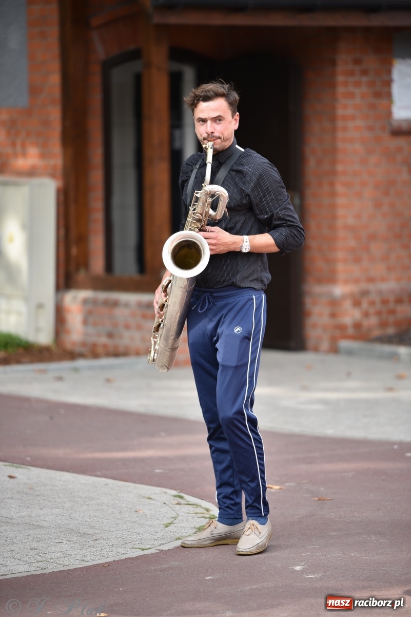 Zdjęcie w galerii na portalu naszraciborz.pl: Racibórz. Akcja artystyczna nieoczywista i Fanfara Awantura wiadomości z regionu