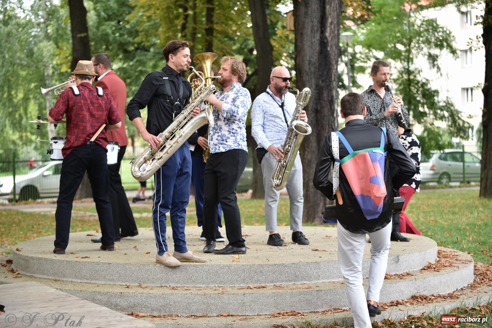 Zdjęcie w galerii na portalu naszraciborz.pl: Racibórz. Akcja artystyczna nieoczywista i Fanfara Awantura wiadomości z regionu